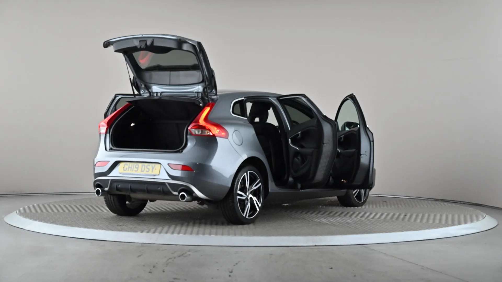 2019 VOLVO V40 2019 VOLVO V40