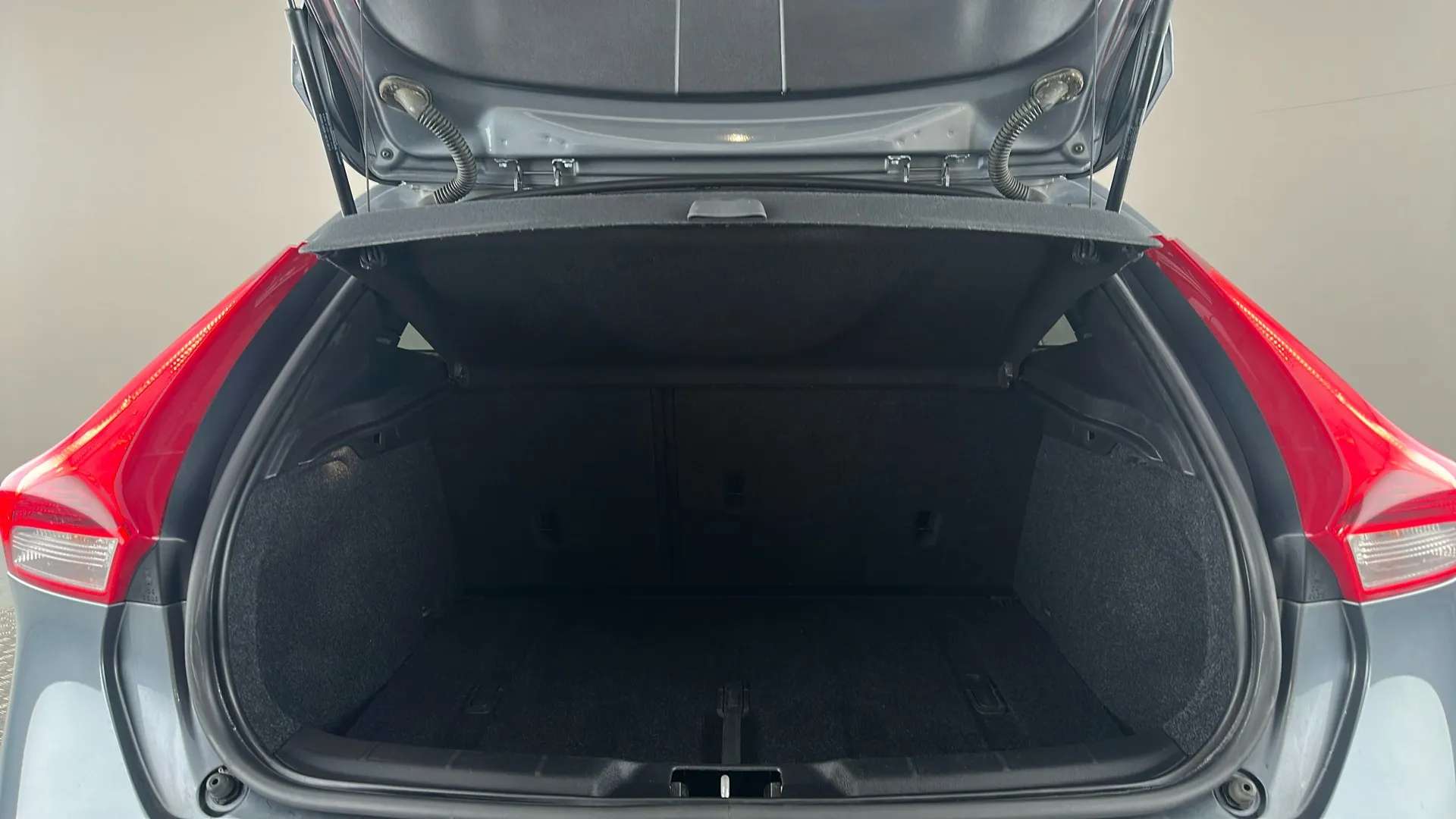 2019 VOLVO V40 2019 VOLVO V40