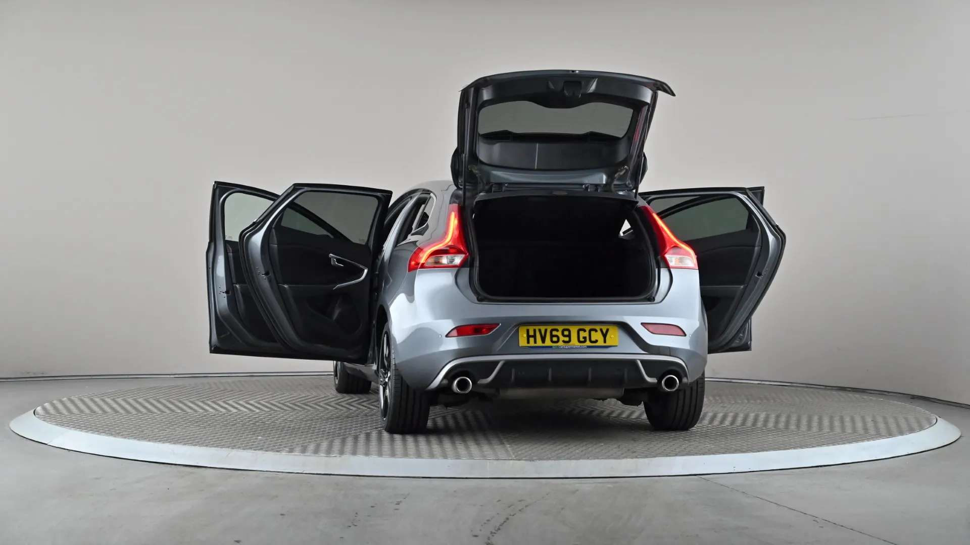 2019 VOLVO V40 2019 VOLVO V40