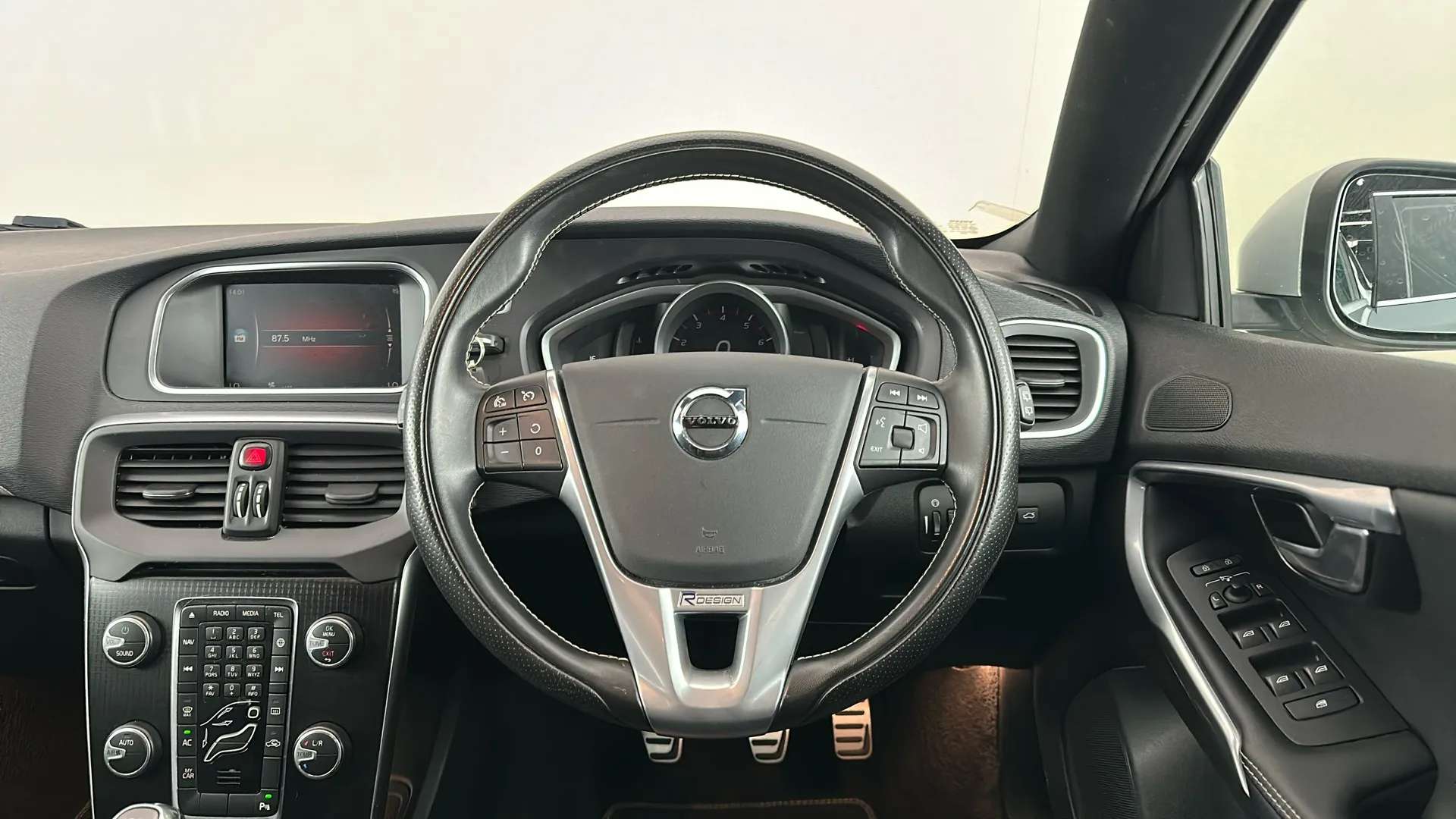 2019 VOLVO V40 2019 VOLVO V40