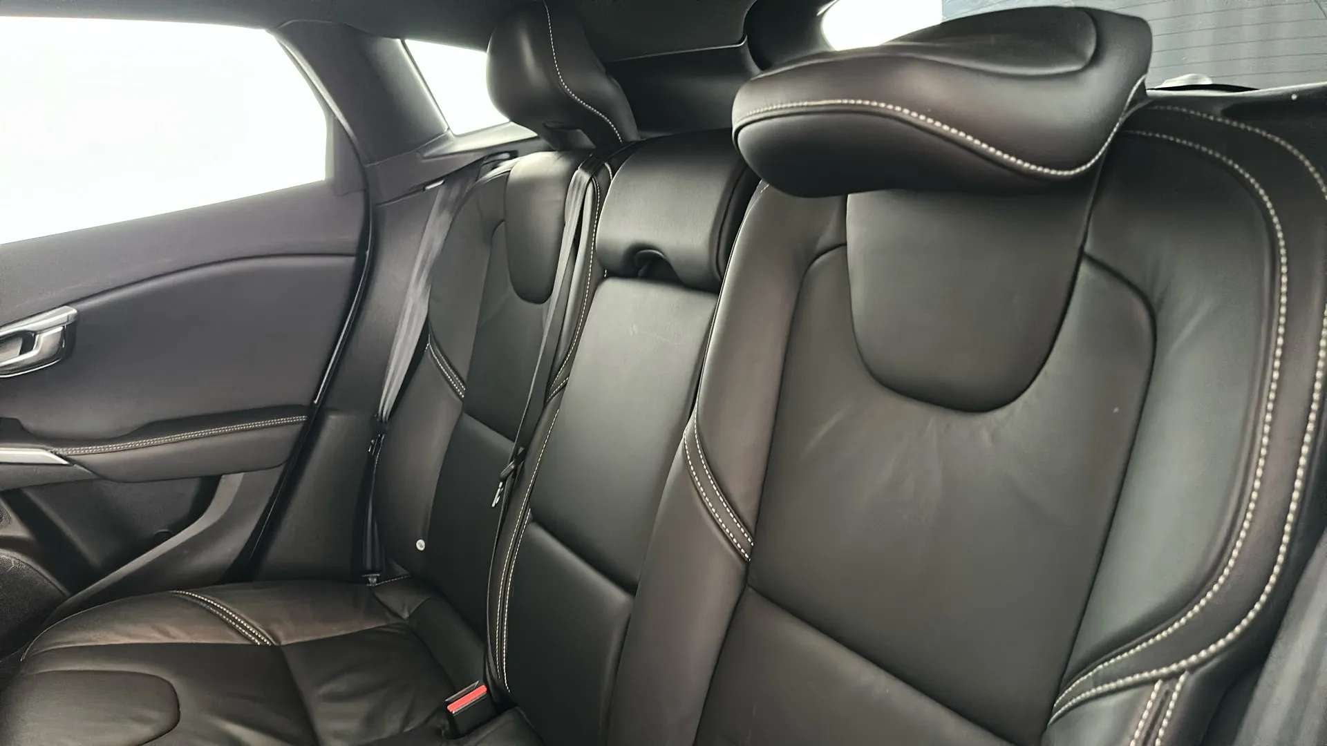2019 VOLVO V40 2019 VOLVO V40
