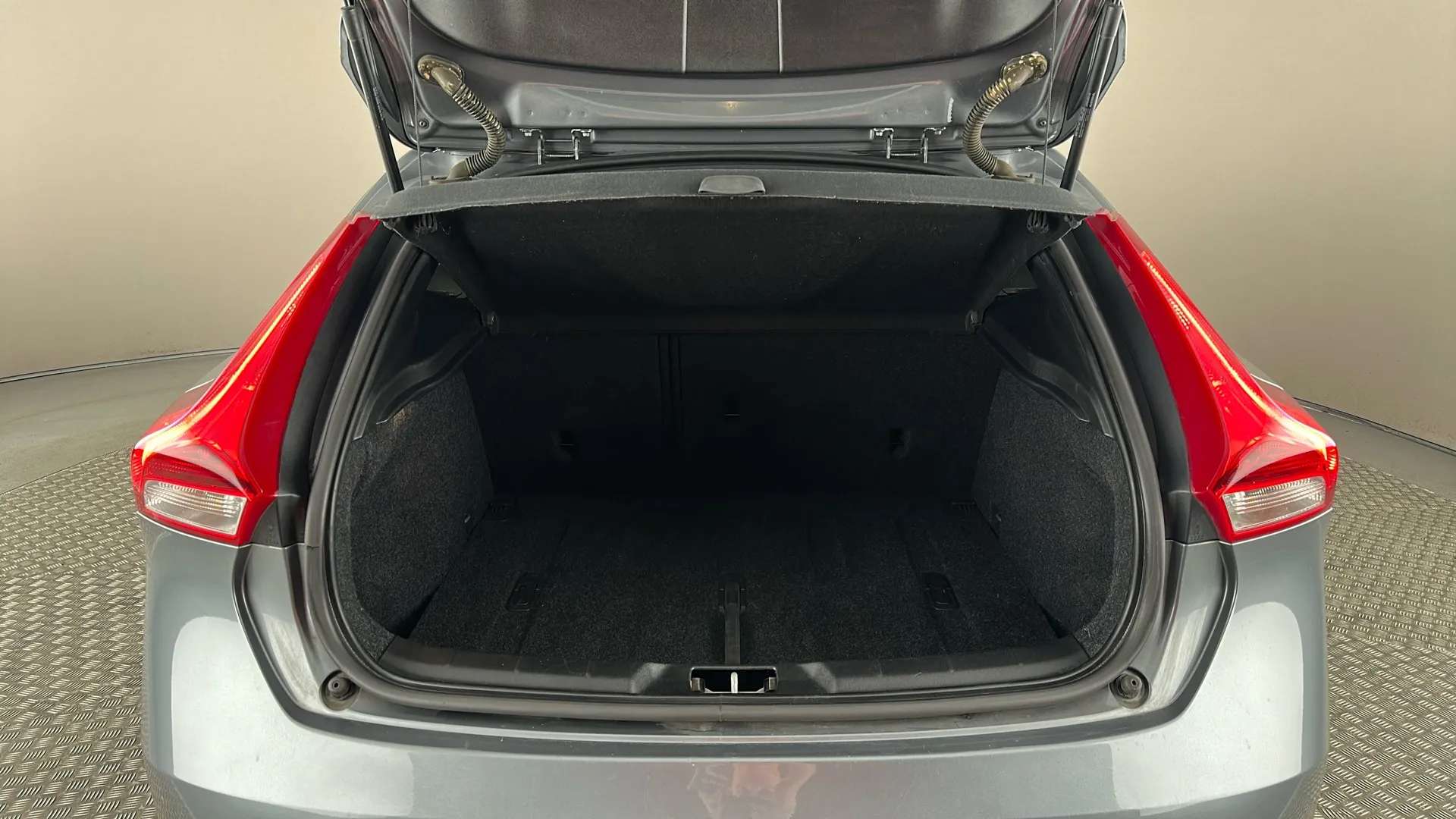 2019 VOLVO V40 2019 VOLVO V40