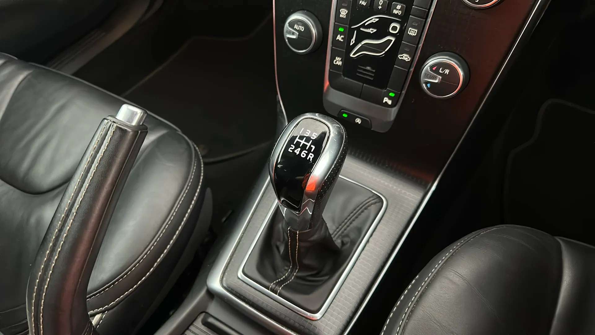 2019 VOLVO V40 2019 VOLVO V40