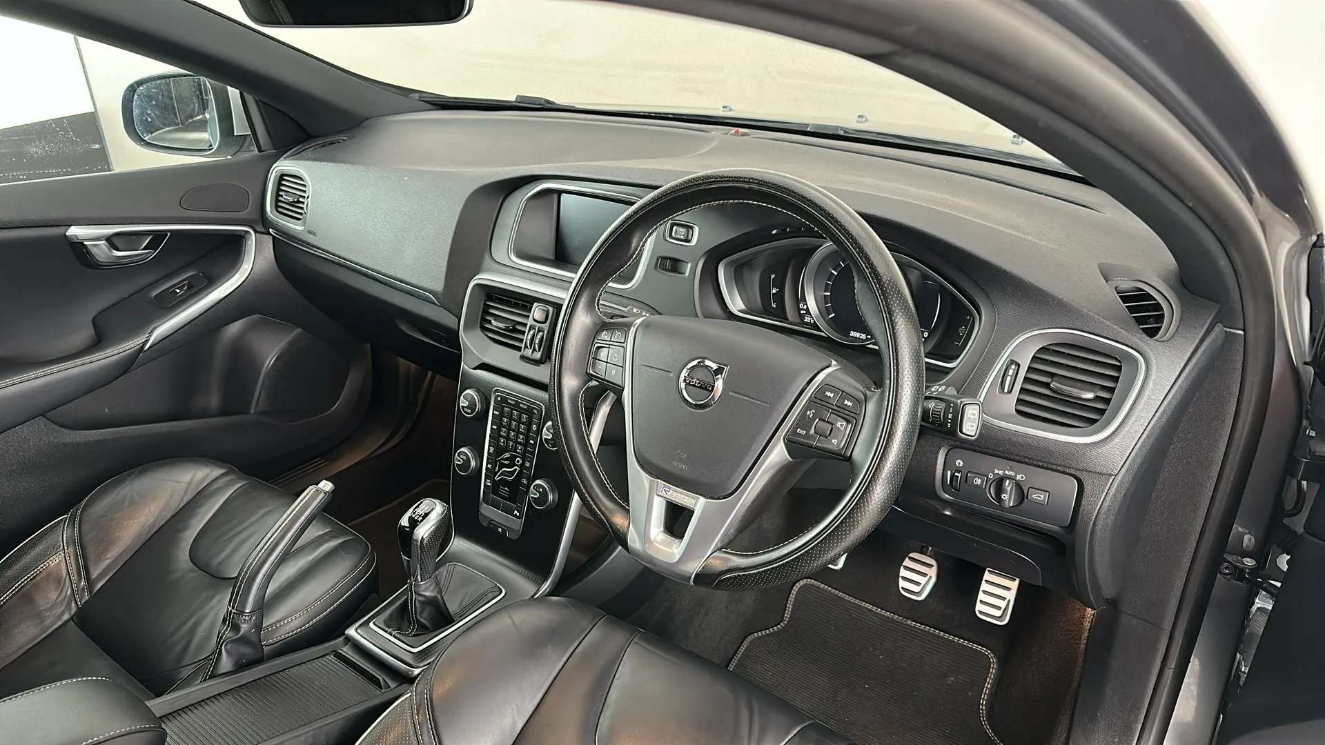 2019 VOLVO V40 2019 VOLVO V40