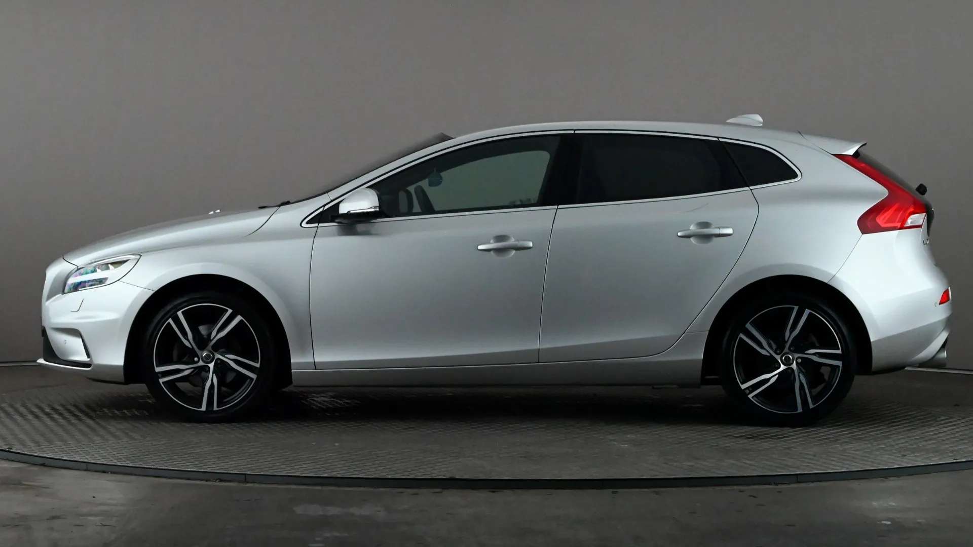 2019 VOLVO V40 2019 VOLVO V40