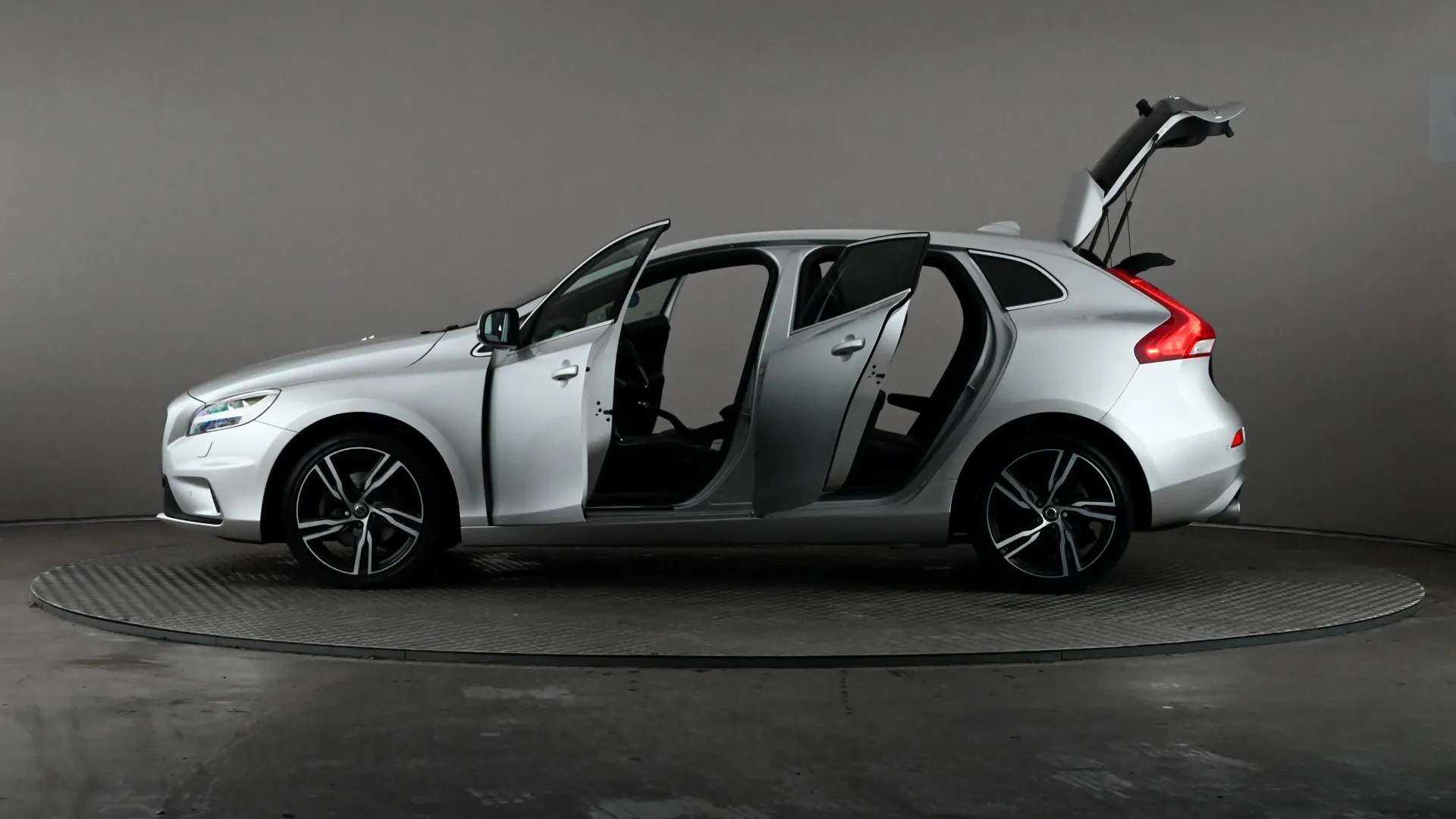 2019 VOLVO V40 2019 VOLVO V40