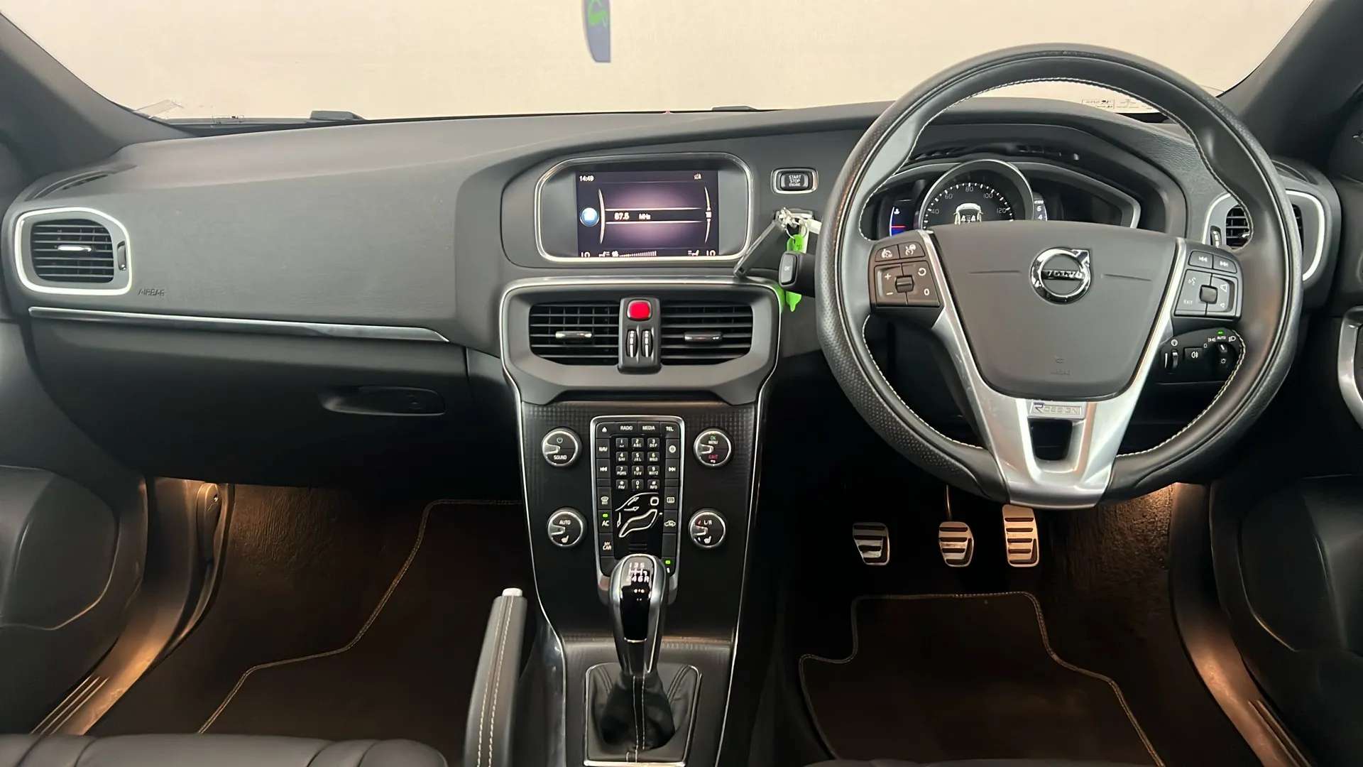 2019 VOLVO V40 2019 VOLVO V40