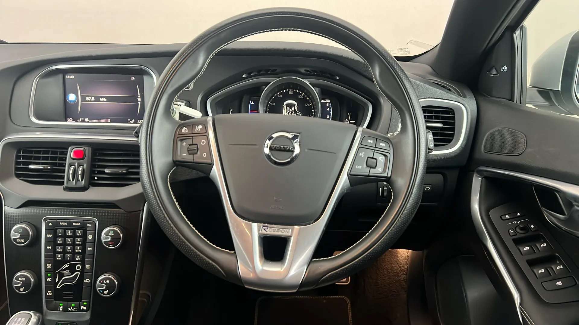 2019 VOLVO V40 2019 VOLVO V40