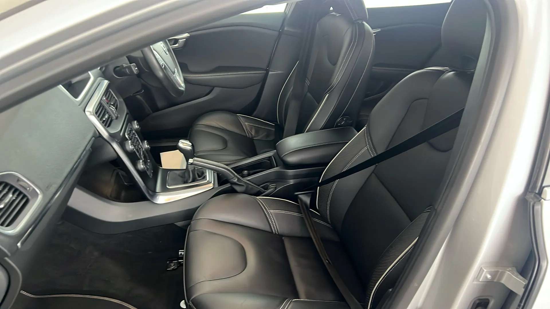 2019 VOLVO V40 2019 VOLVO V40