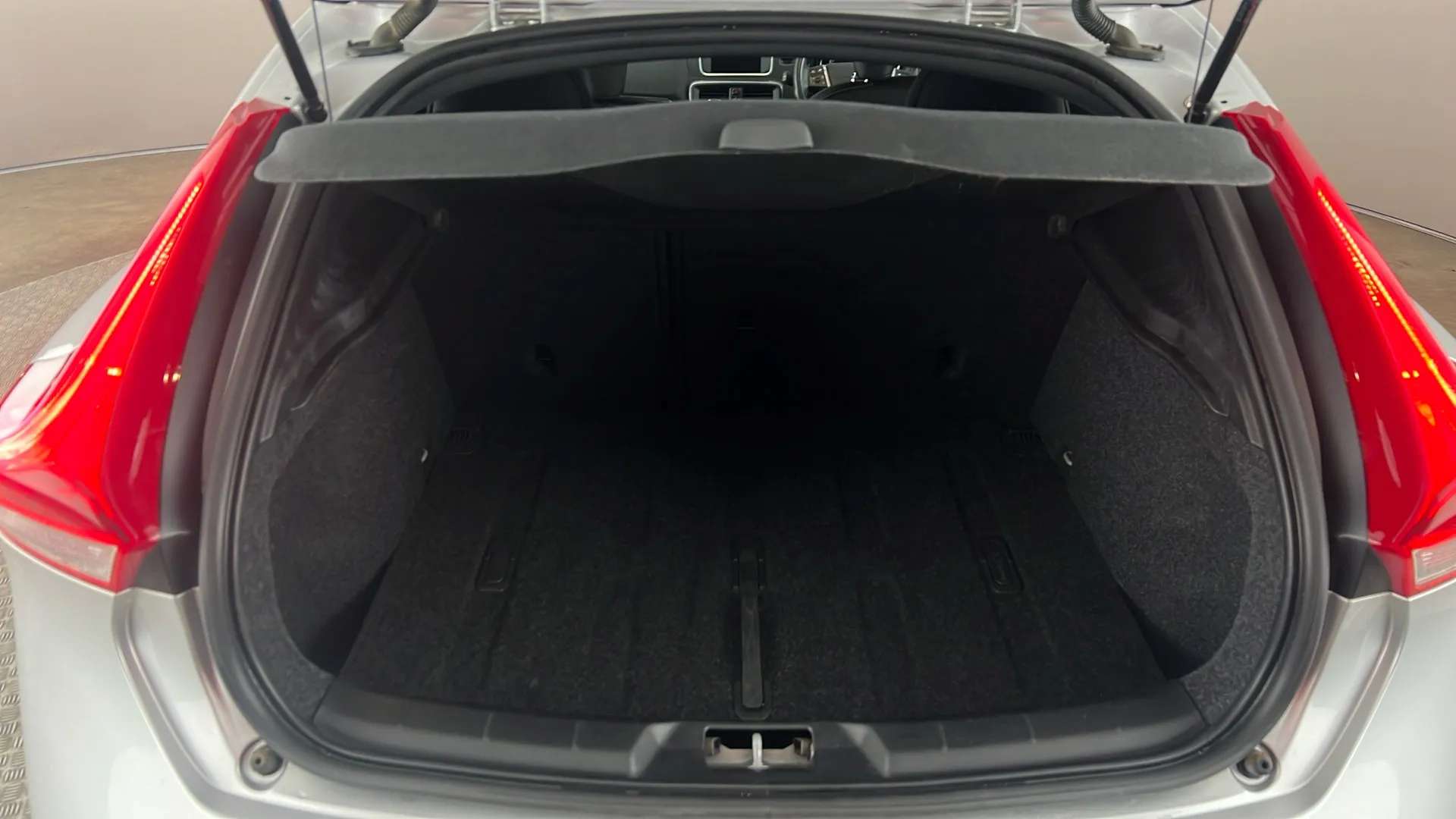 2019 VOLVO V40 2019 VOLVO V40