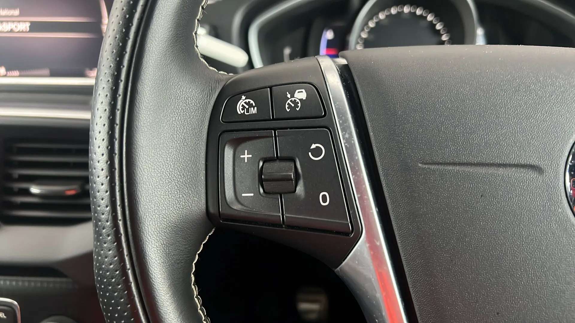 2019 VOLVO V40 2019 VOLVO V40