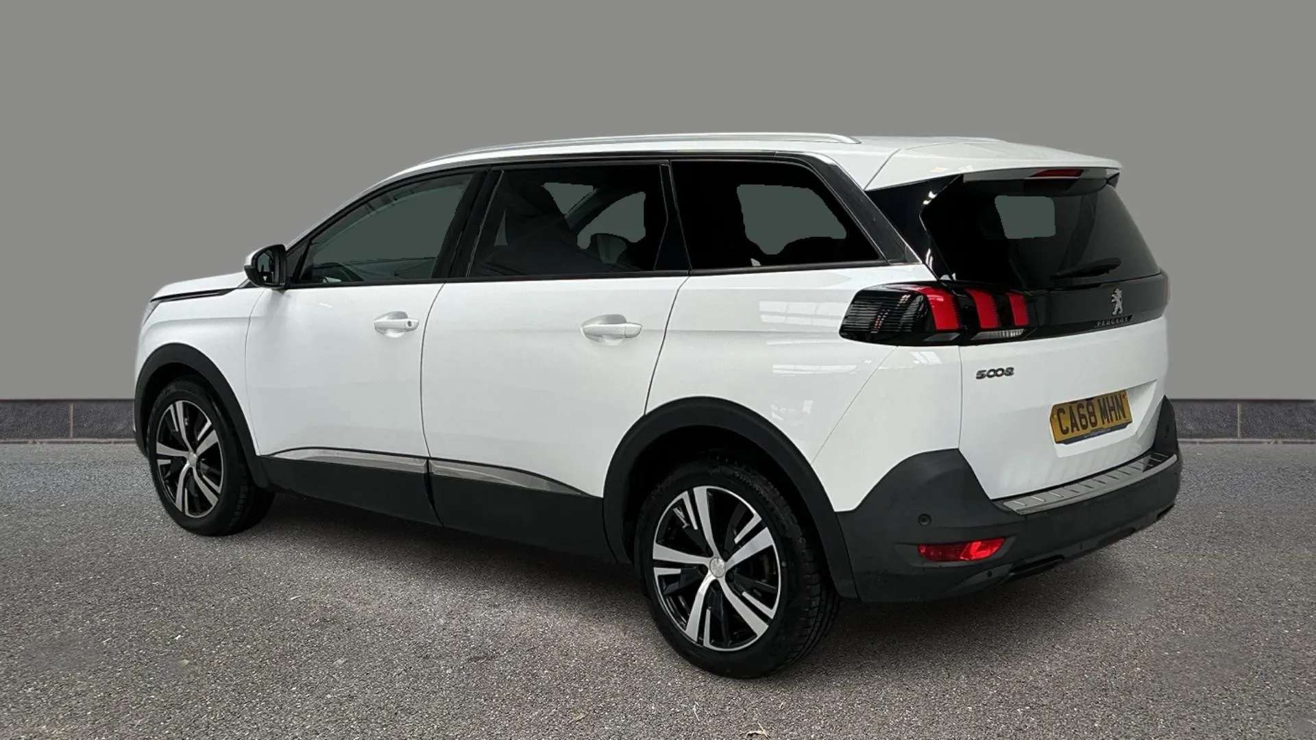 A 2018 PEUGEOT 5008 1.5 BlueHDi Allure EAT8 A 2018 PEUGEOT 5008 1.5 BlueHDi Allure EAT8