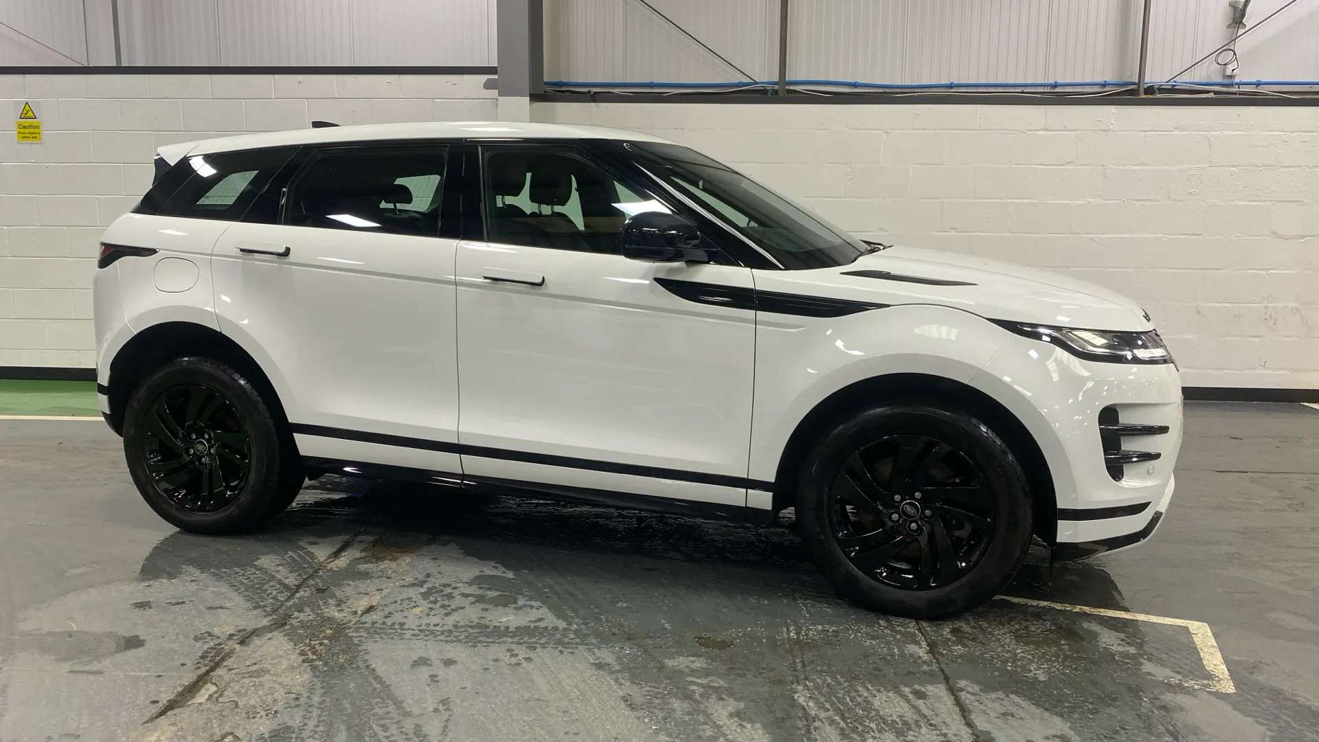 A 2022 LAND ROVER RANGE ROVER EVOQUE 2.0 D165 R-Dynamic S 2WD A 2022 LAND ROVER RANGE ROVER EVOQUE 2.0 D165 R-Dynamic S 2WD