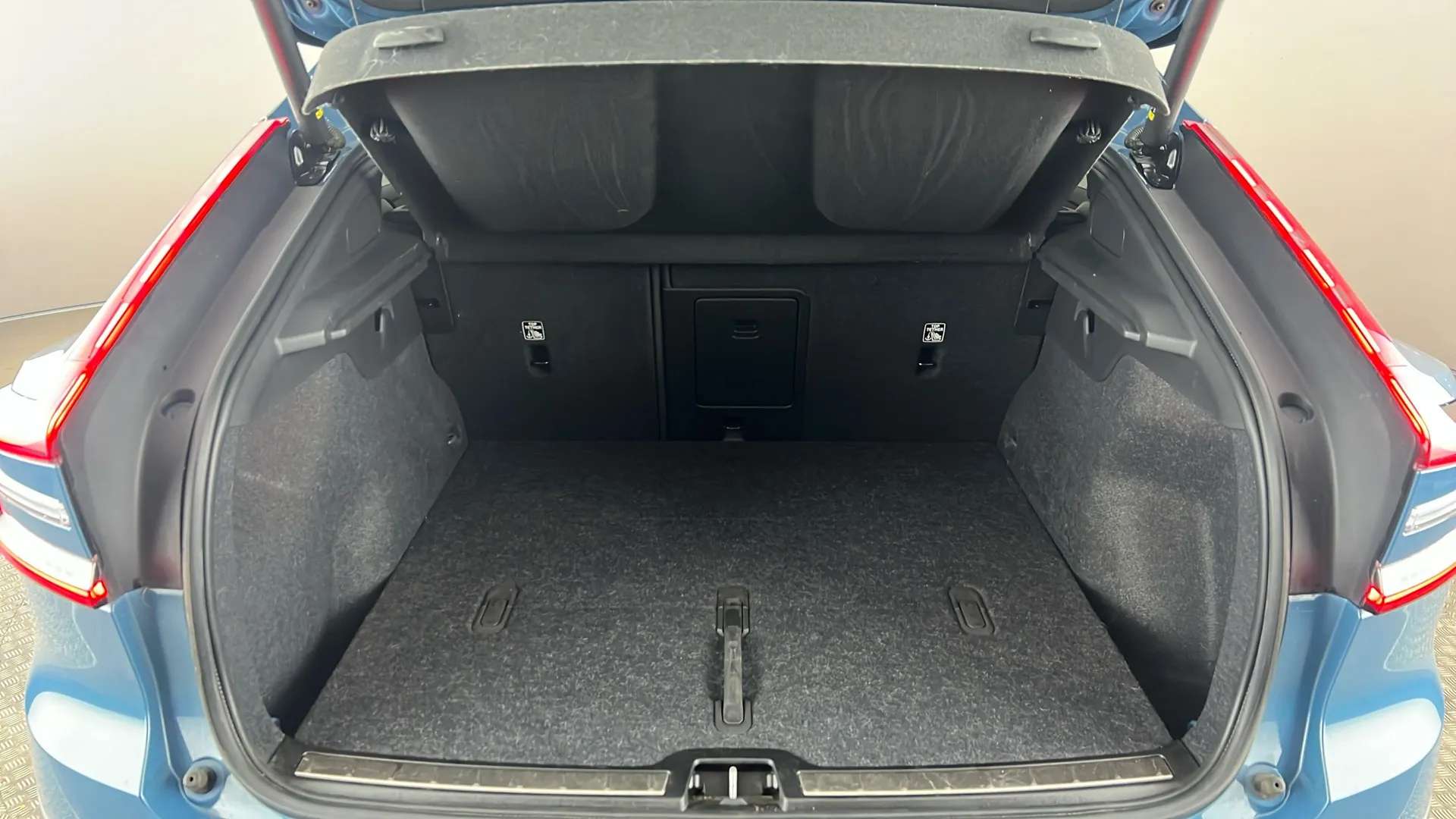 2022 VOLVO C40 2022 VOLVO C40