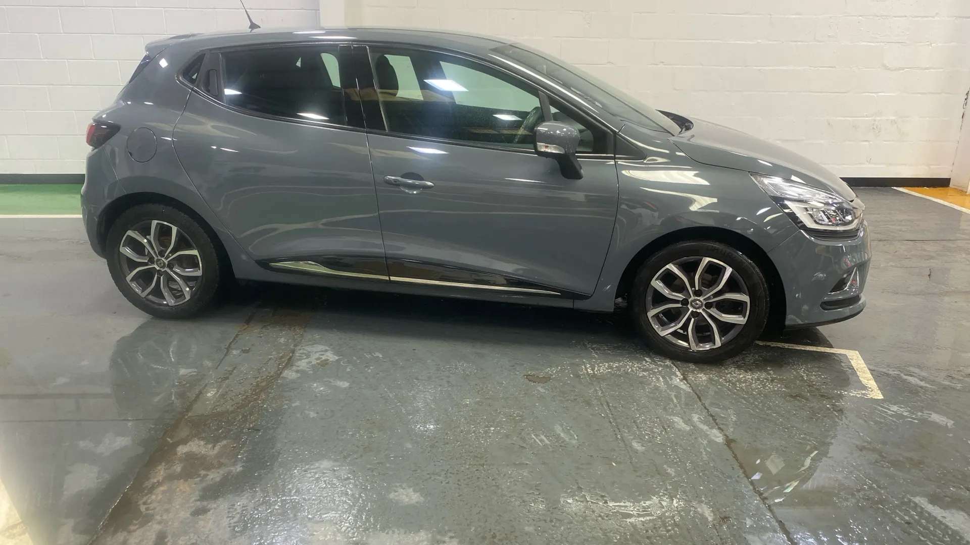 A 2018 RENAULT CLIO 0.9 TCE 90 Urban Nav A 2018 RENAULT CLIO 0.9 TCE 90 Urban Nav