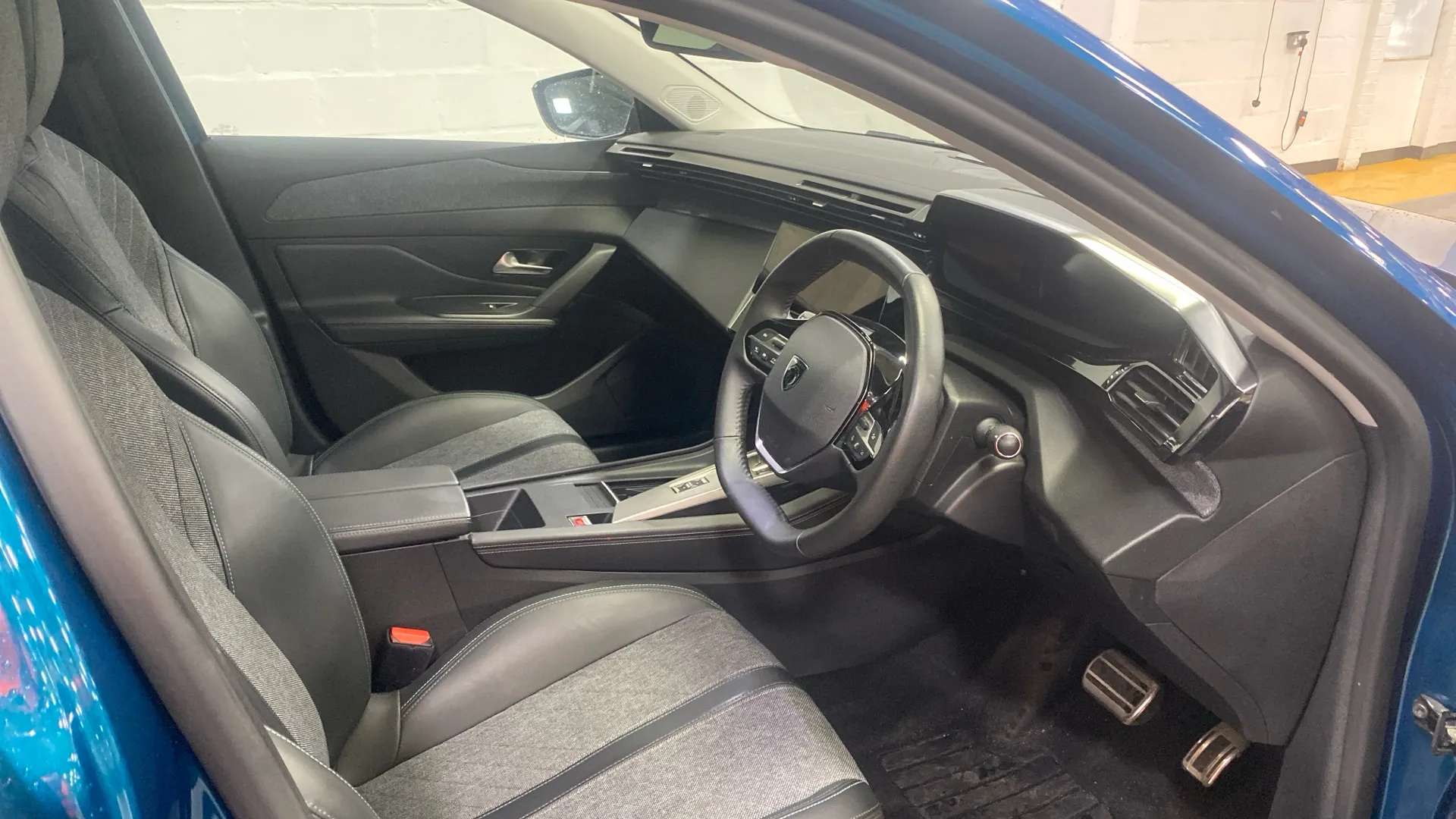 A 2023 PEUGEOT 408 1.2 PureTech Allure Premium EAT8 A 2023 PEUGEOT 408 1.2 PureTech Allure Premium EAT8