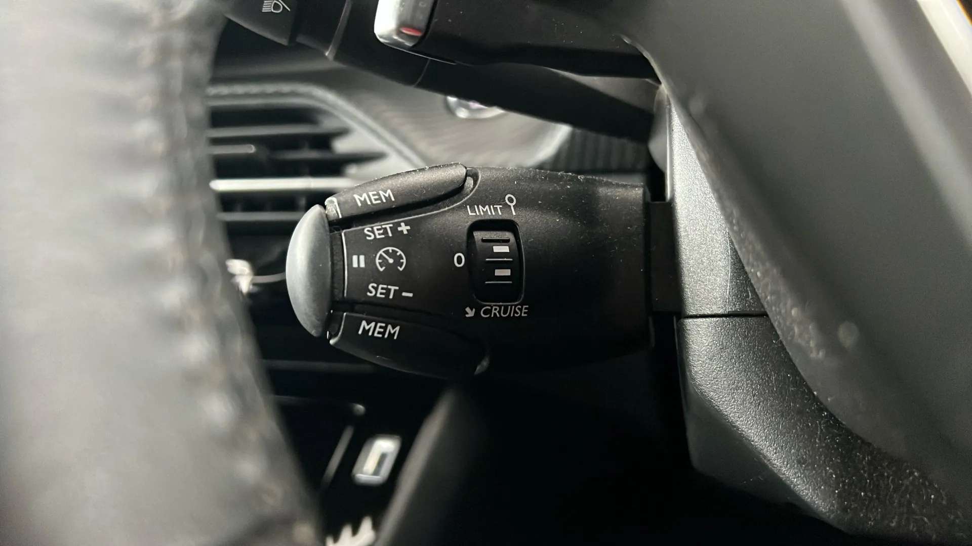 2023 PEUGEOT 2008 2023 PEUGEOT 2008