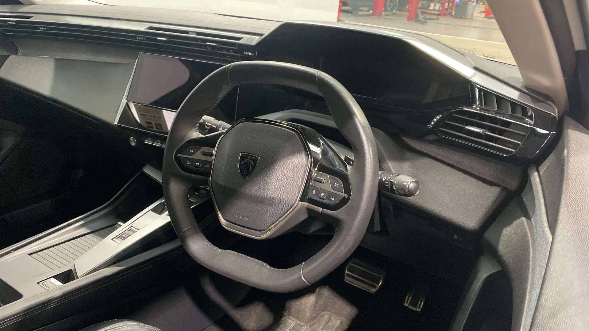 A 2023 PEUGEOT 308 1.2 PureTech Allure Premium EAT8 A 2023 PEUGEOT 308 1.2 PureTech Allure Premium EAT8