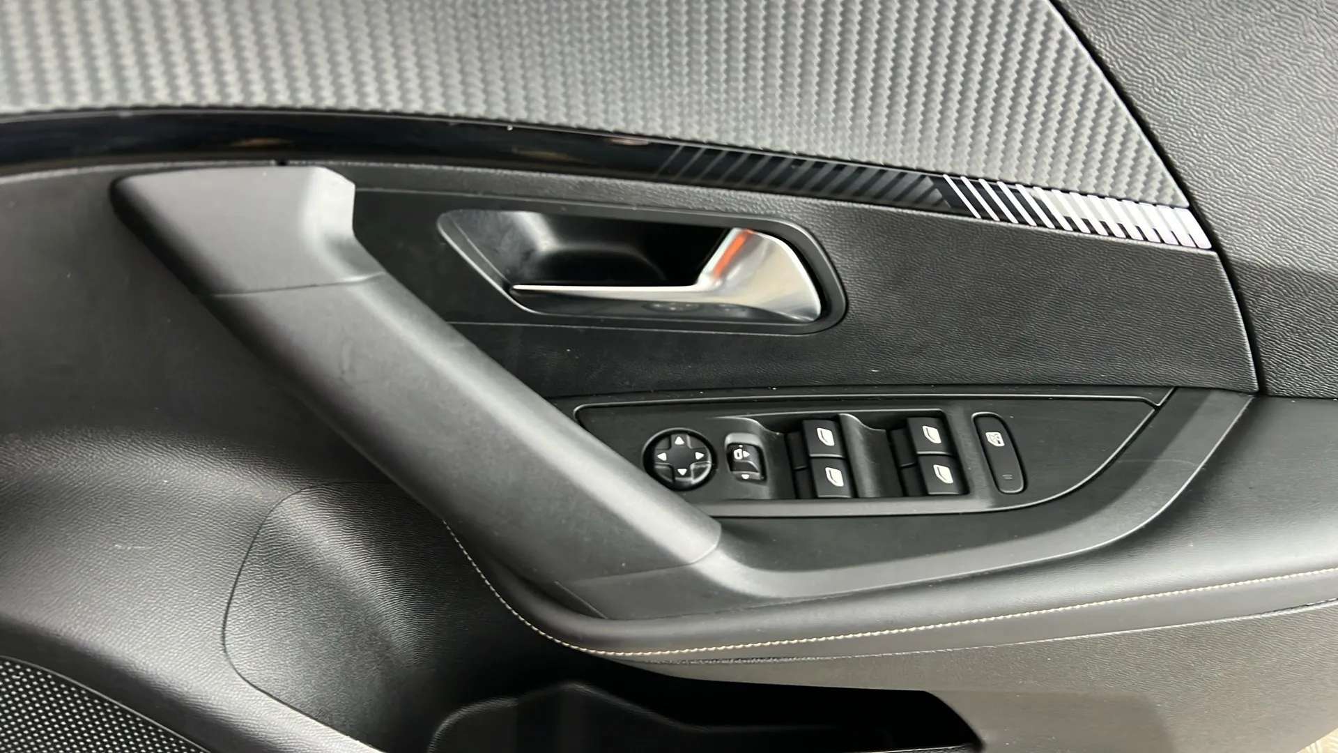 2024 PEUGEOT 2008 2024 PEUGEOT 2008