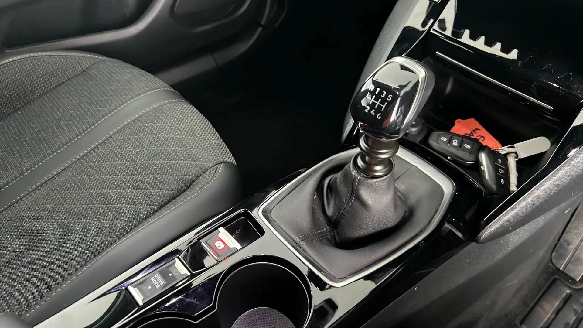 2024 PEUGEOT 2008 2024 PEUGEOT 2008