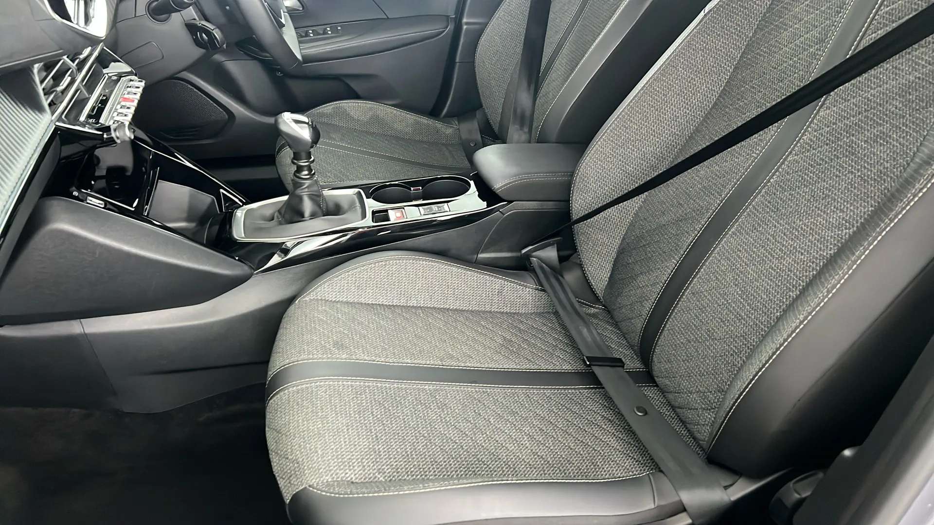 2024 PEUGEOT 2008 2024 PEUGEOT 2008