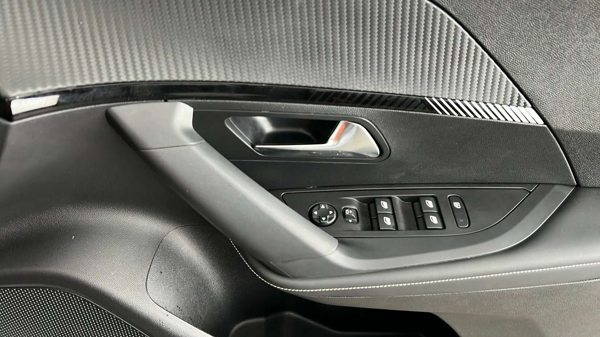 2024 PEUGEOT 2008 2024 PEUGEOT 2008