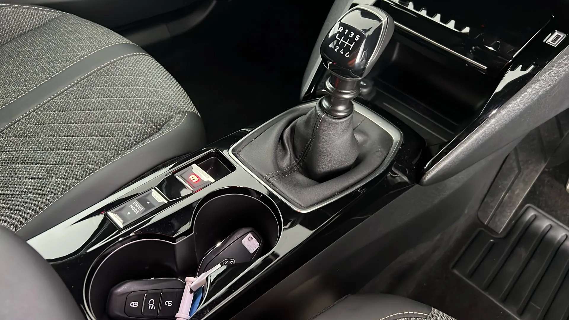 2024 PEUGEOT 2008 2024 PEUGEOT 2008