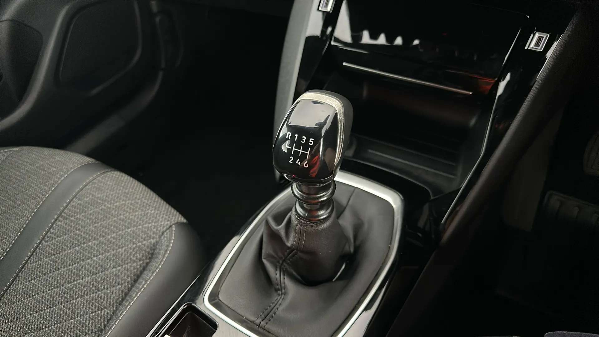 2024 PEUGEOT 2008 2024 PEUGEOT 2008