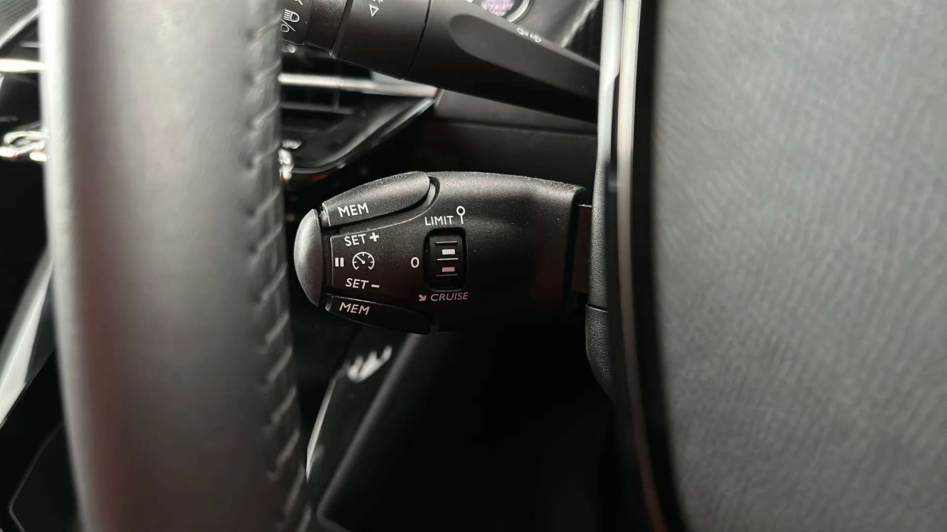 2023 PEUGEOT 2008 2023 PEUGEOT 2008