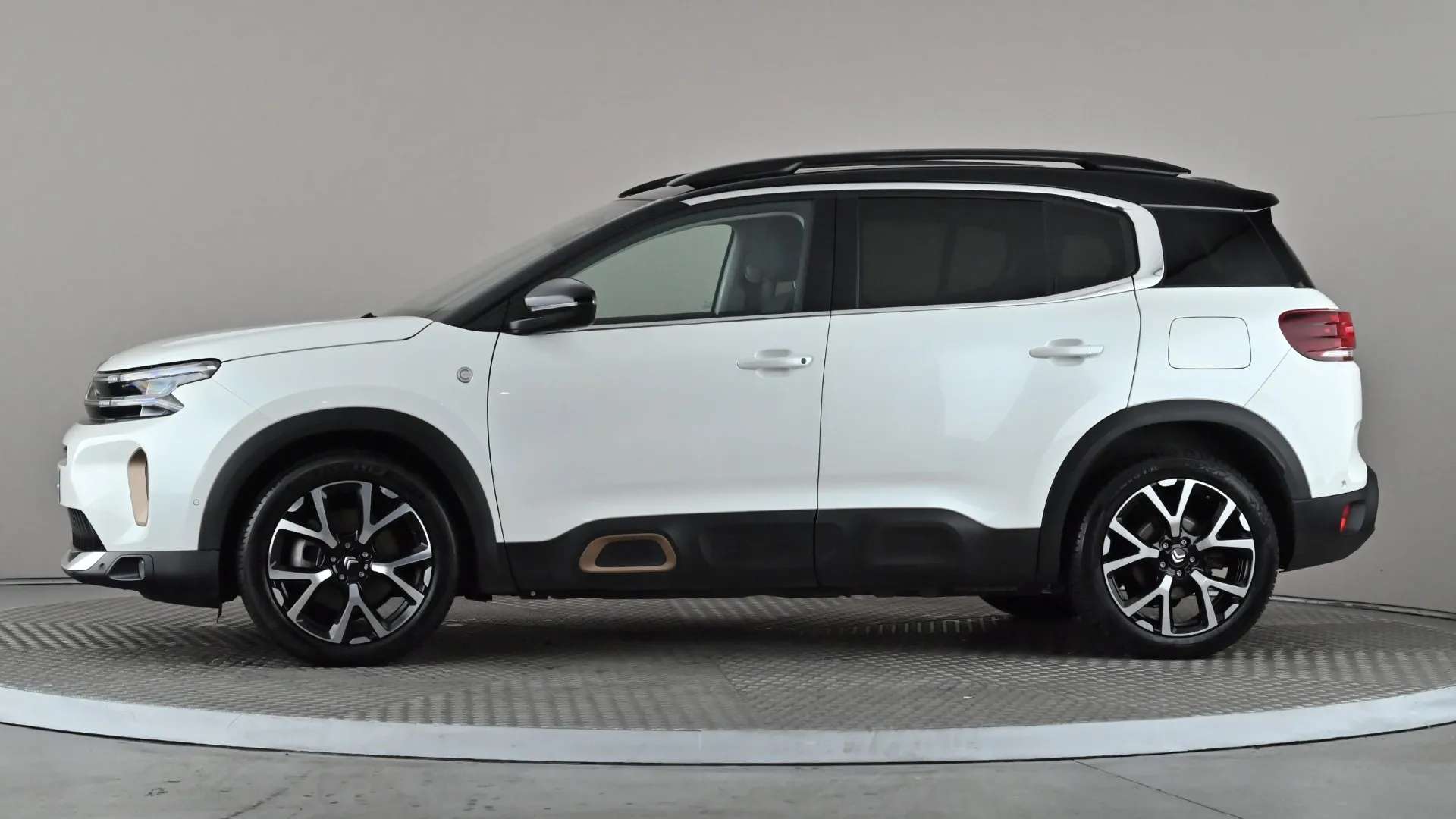 A 2023 CITROEN C5 AIRCROSS 1.6 Plug-in Hybrid C-Series Edition e-EAT8 A 2023 CITROEN C5 AIRCROSS 1.6 Plug-in Hybrid C-Series Edition e-EAT8