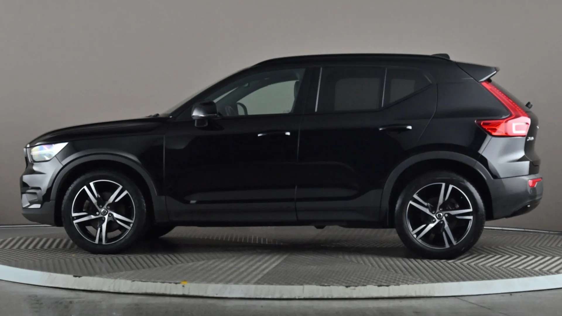 A 2021 VOLVO XC40 2.0 B5P R DESIGN AWD Auto A 2021 VOLVO XC40 2.0 B5P R DESIGN AWD Auto