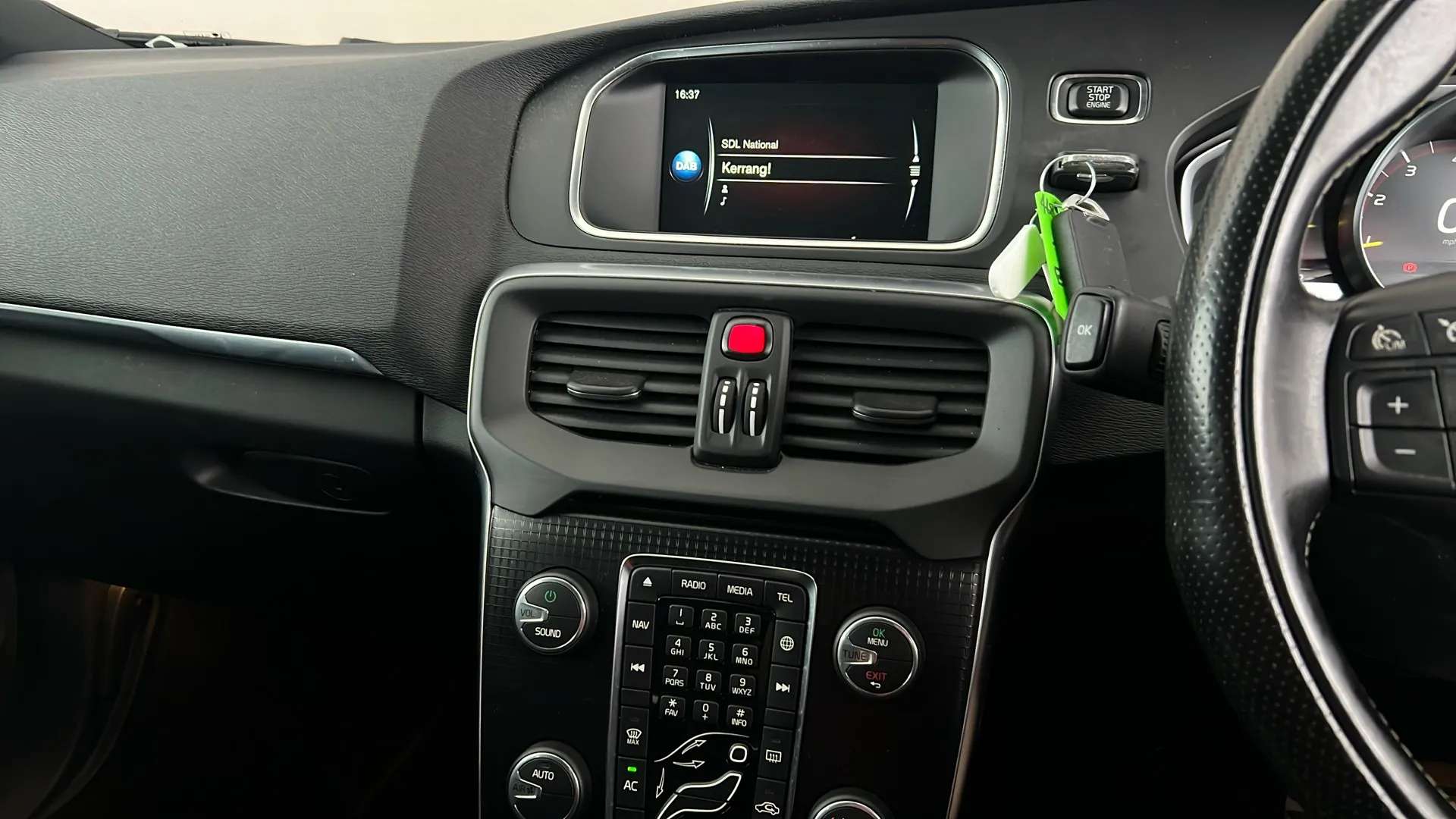 2016 VOLVO V40 2016 VOLVO V40