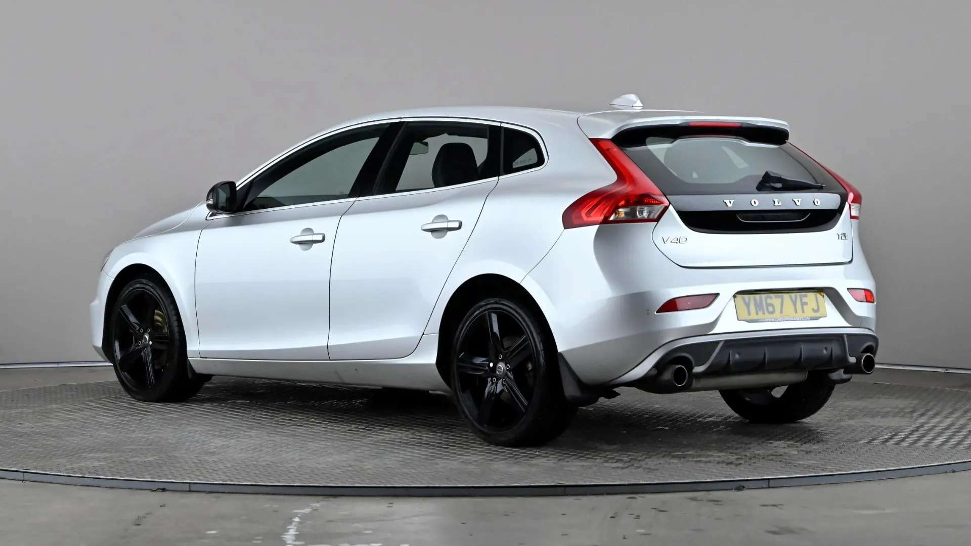 2017 VOLVO V40 2017 VOLVO V40