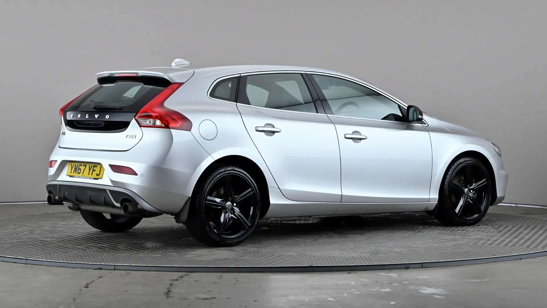 2017 VOLVO V40 2017 VOLVO V40
