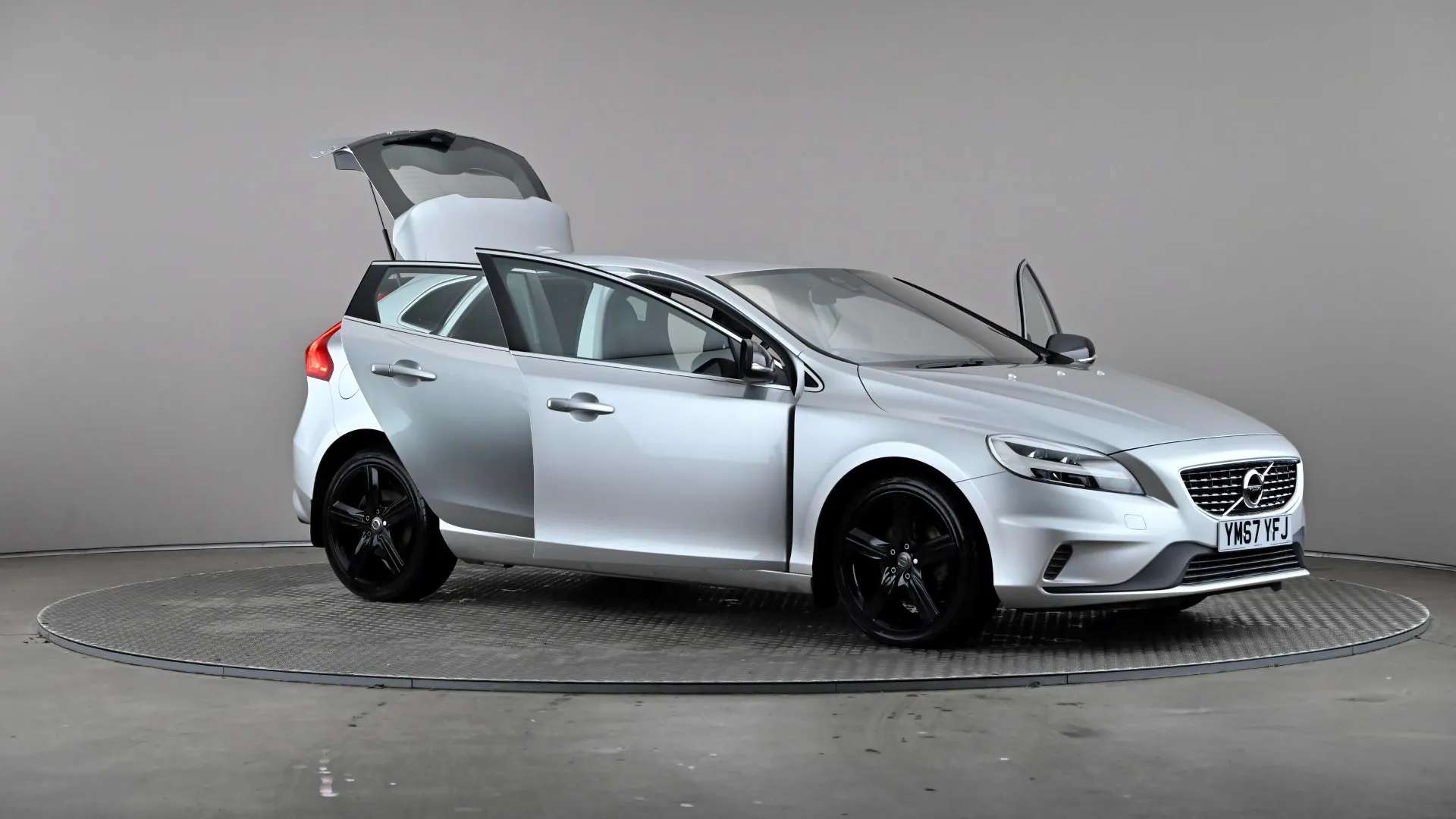 2017 VOLVO V40 2017 VOLVO V40