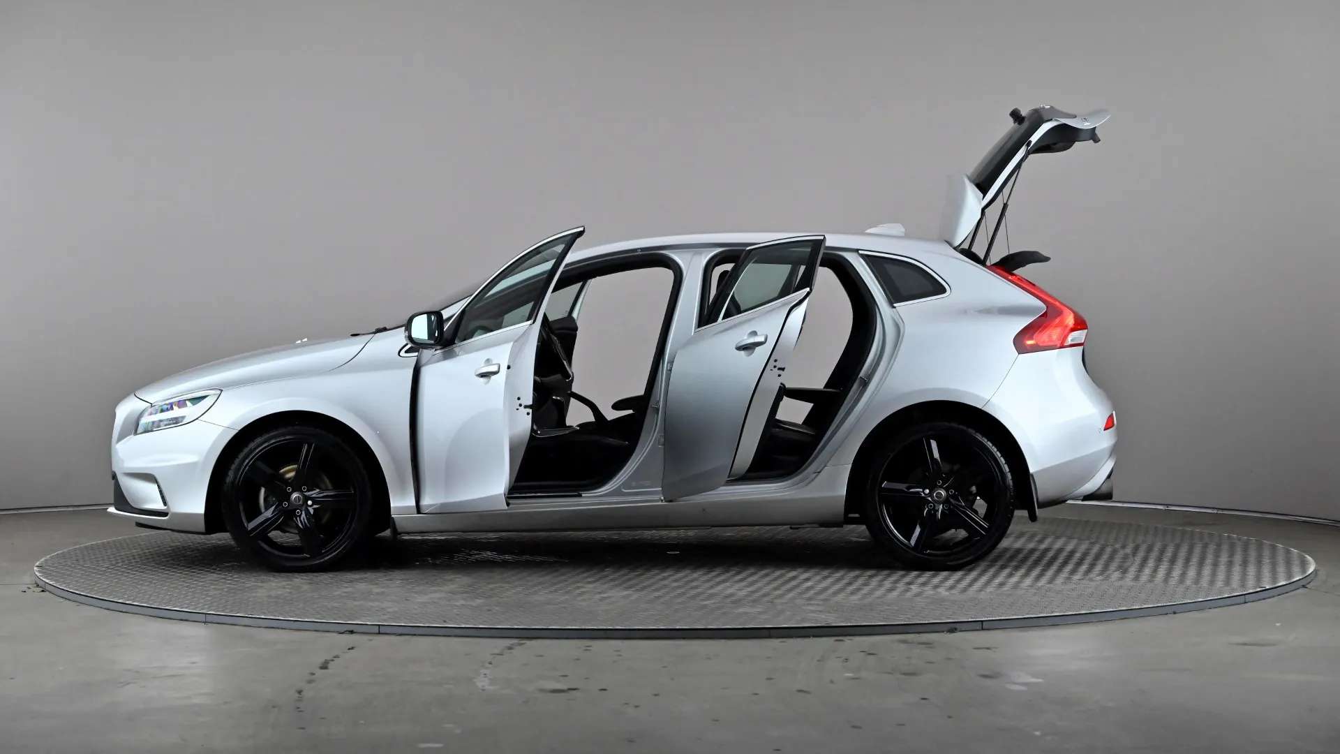 2017 VOLVO V40 2017 VOLVO V40