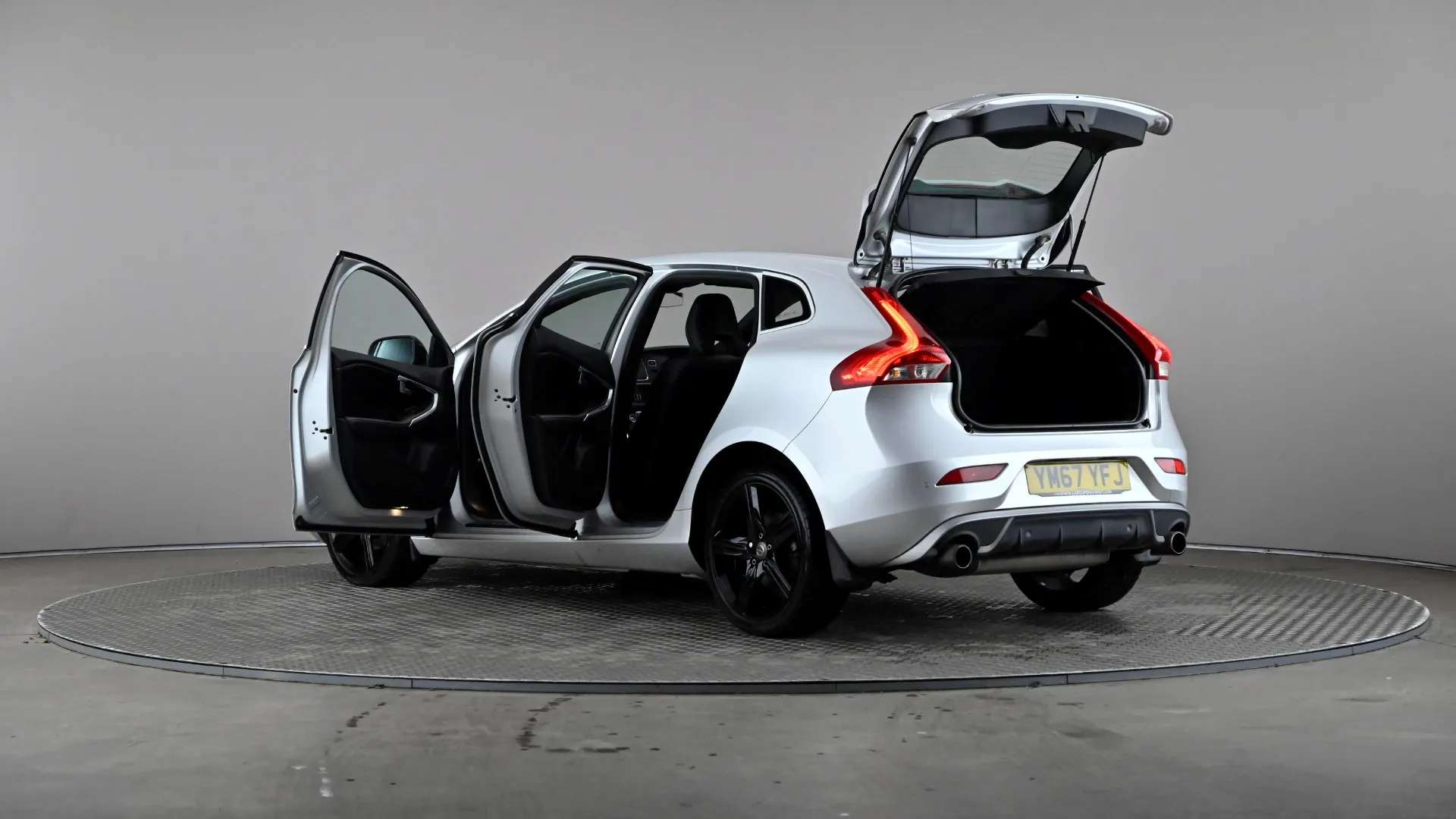 2017 VOLVO V40 2017 VOLVO V40