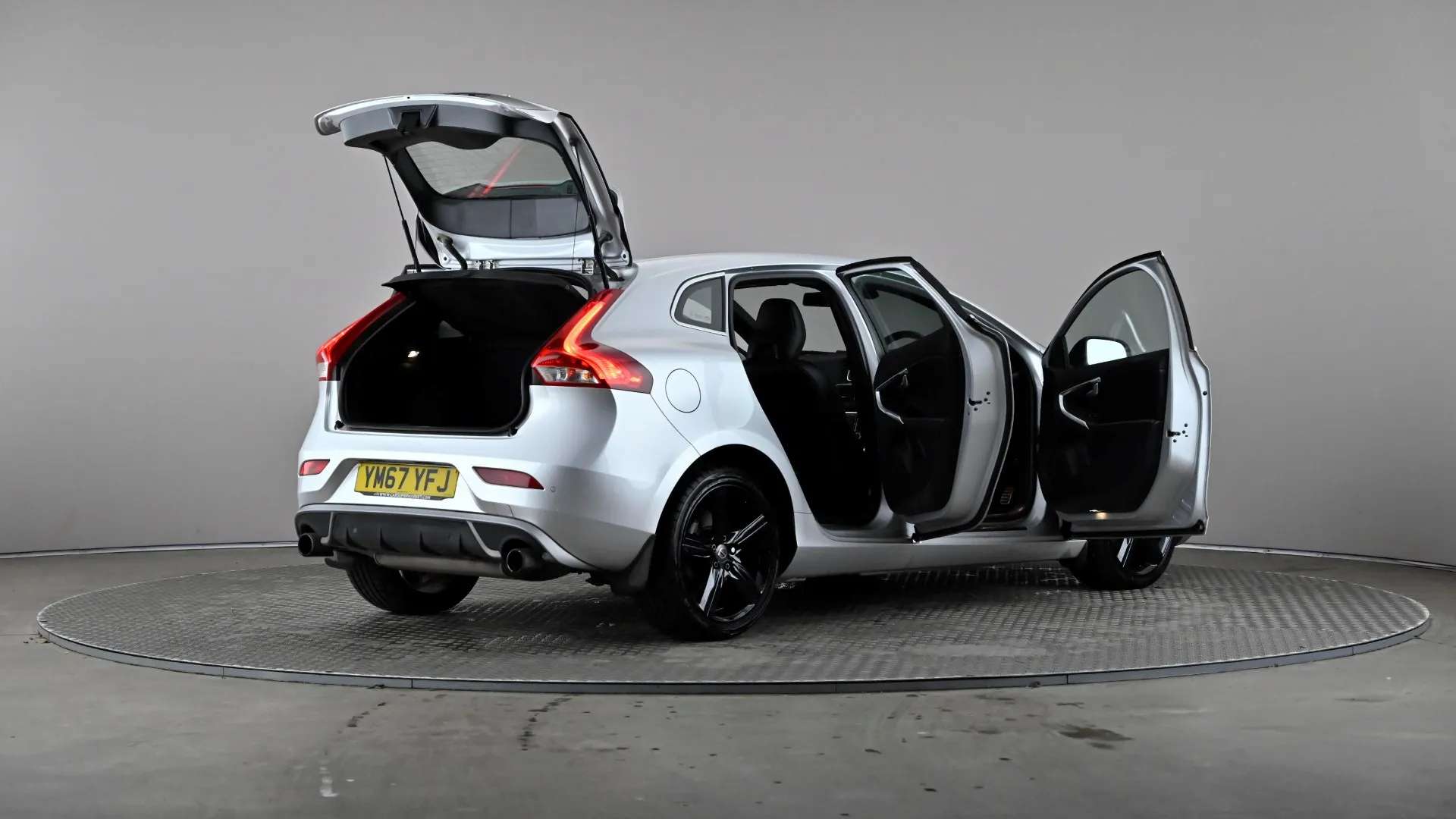 2017 VOLVO V40 2017 VOLVO V40