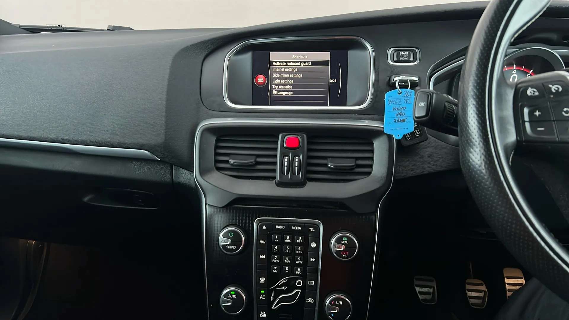 2017 VOLVO V40 2017 VOLVO V40