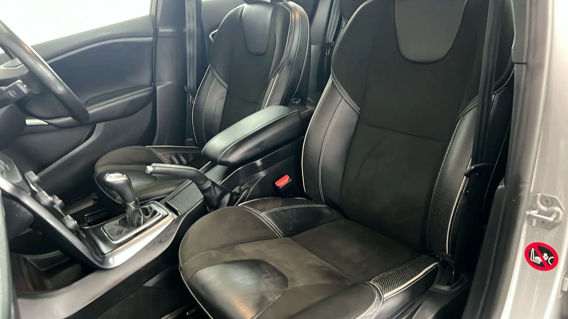 2017 VOLVO V40 2017 VOLVO V40