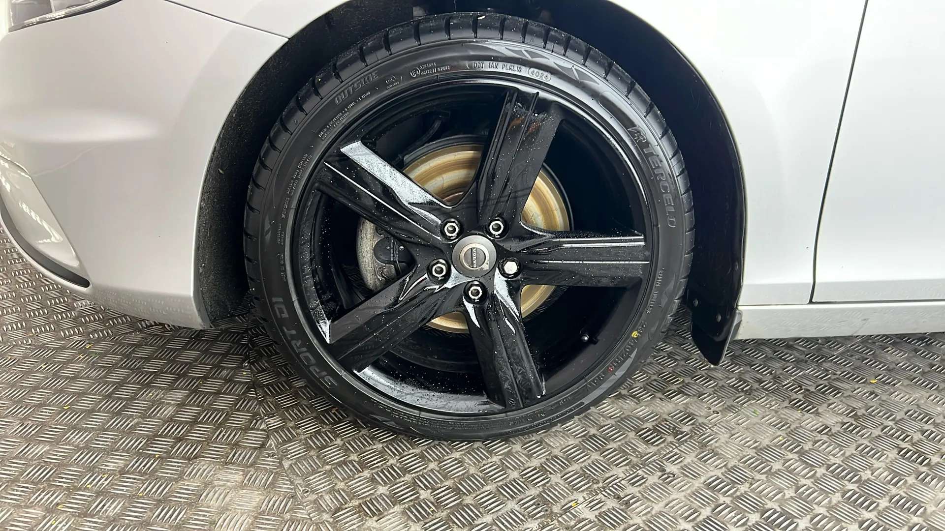 2017 VOLVO V40 2017 VOLVO V40