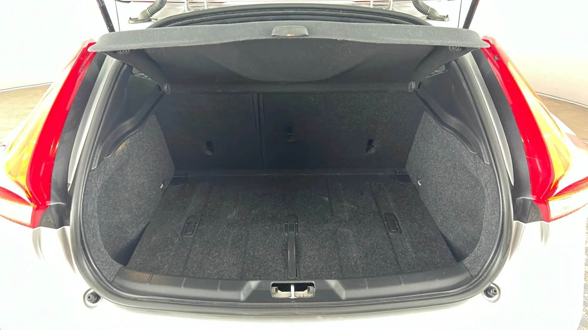 2017 VOLVO V40 2017 VOLVO V40