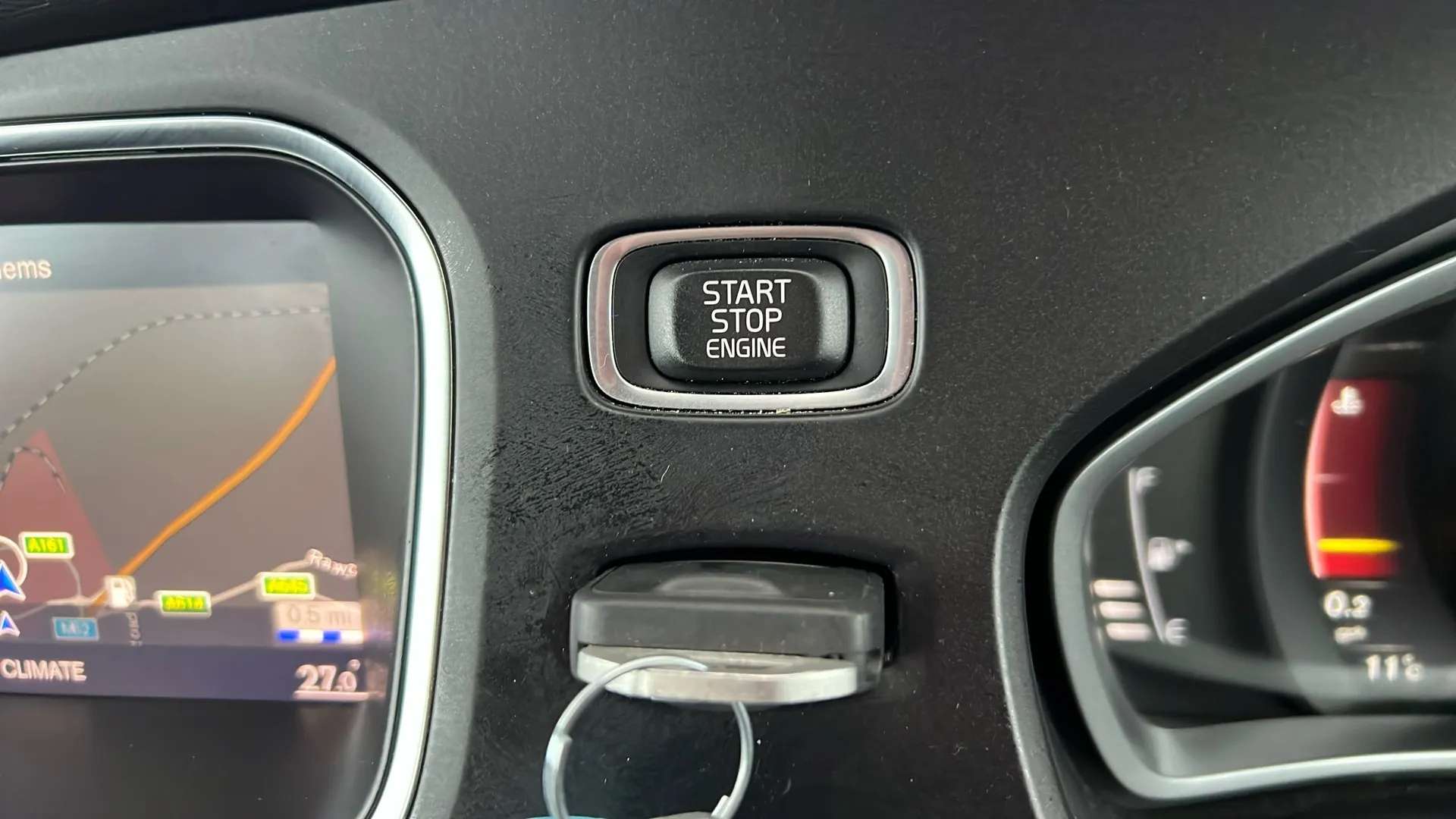 2017 VOLVO V40 2017 VOLVO V40