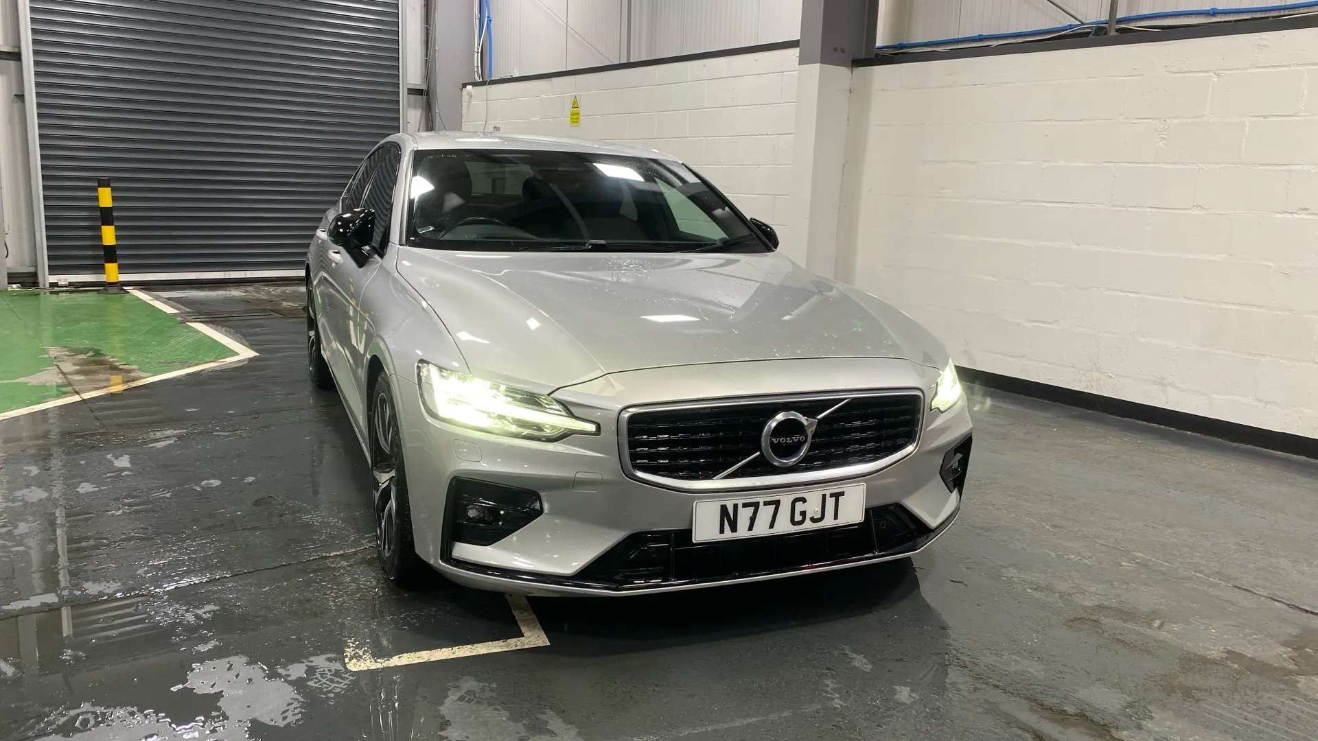 A 2019 VOLVO S60 2.0 T5 R DESIGN Plus Auto A 2019 VOLVO S60 2.0 T5 R DESIGN Plus Auto