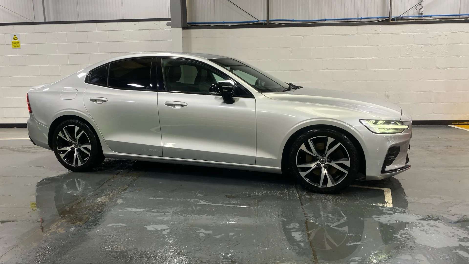 A 2019 VOLVO S60 2.0 T5 R DESIGN Plus Auto A 2019 VOLVO S60 2.0 T5 R DESIGN Plus Auto