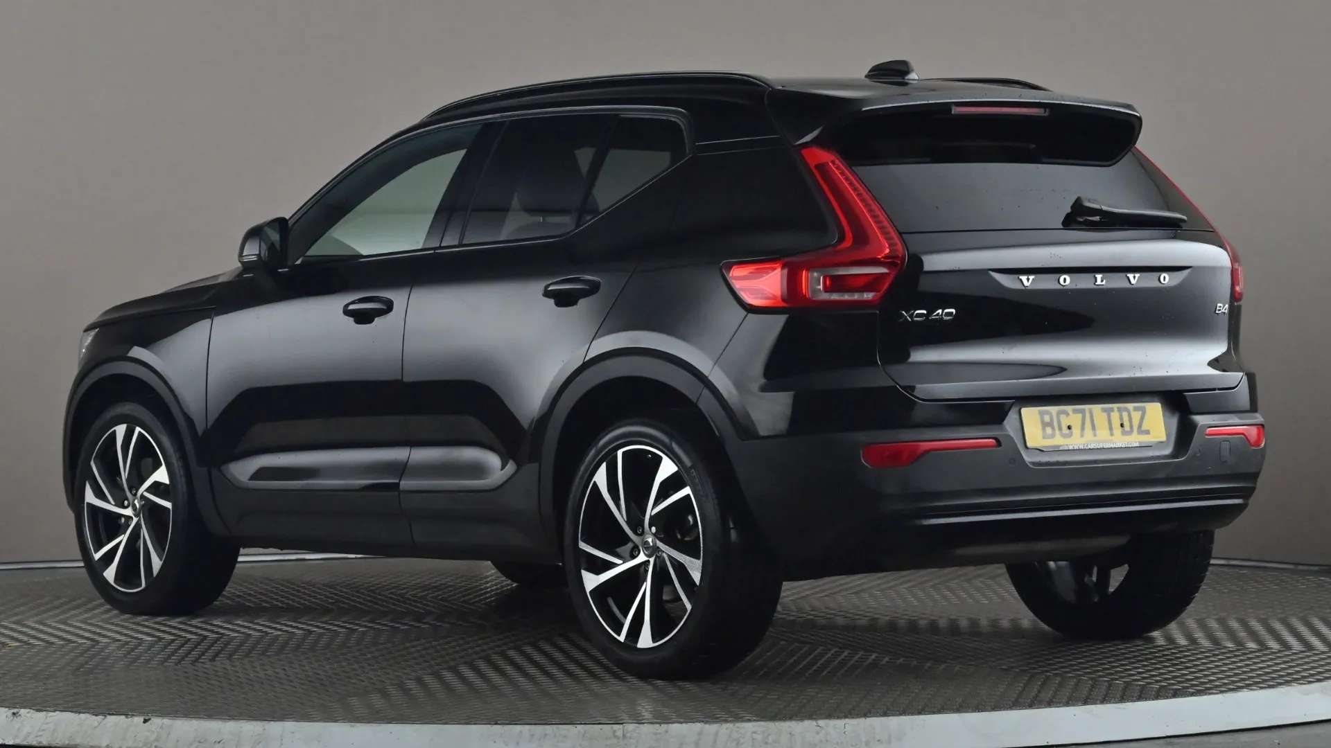 A 2021 VOLVO XC40 2.0 B4P R DESIGN Pro Auto A 2021 VOLVO XC40 2.0 B4P R DESIGN Pro Auto