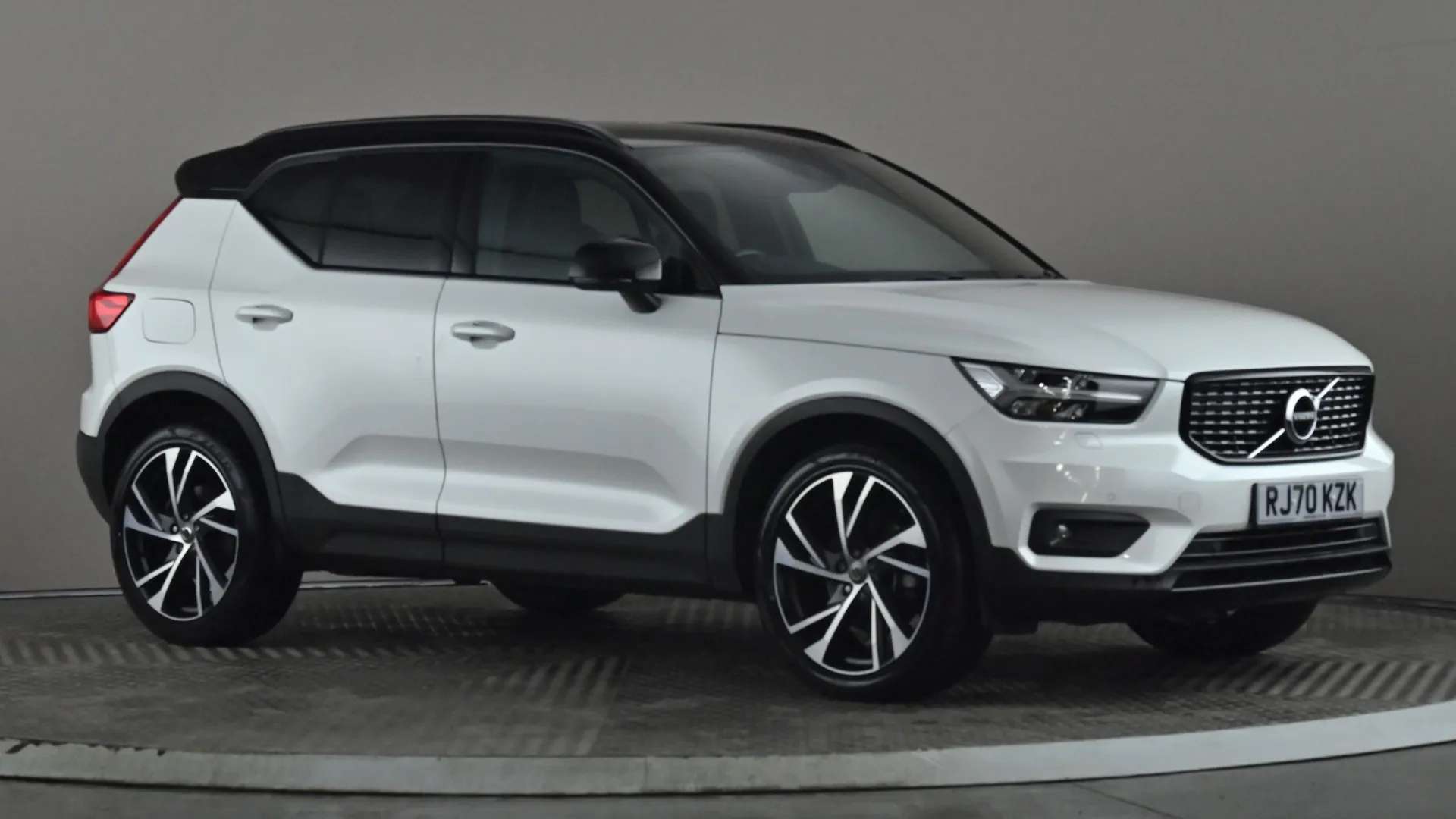 A 2021 VOLVO XC40 2.0 B4P R DESIGN Pro Auto A 2021 VOLVO XC40 2.0 B4P R DESIGN Pro Auto