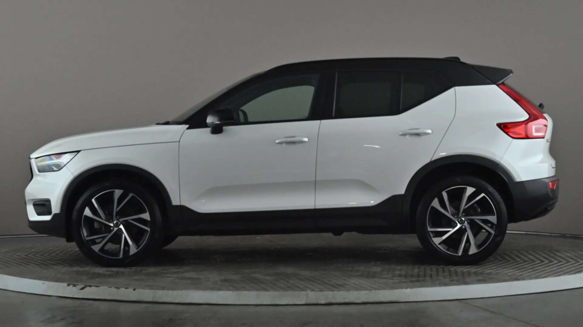 A 2021 VOLVO XC40 2.0 B4P R DESIGN Pro Auto A 2021 VOLVO XC40 2.0 B4P R DESIGN Pro Auto
