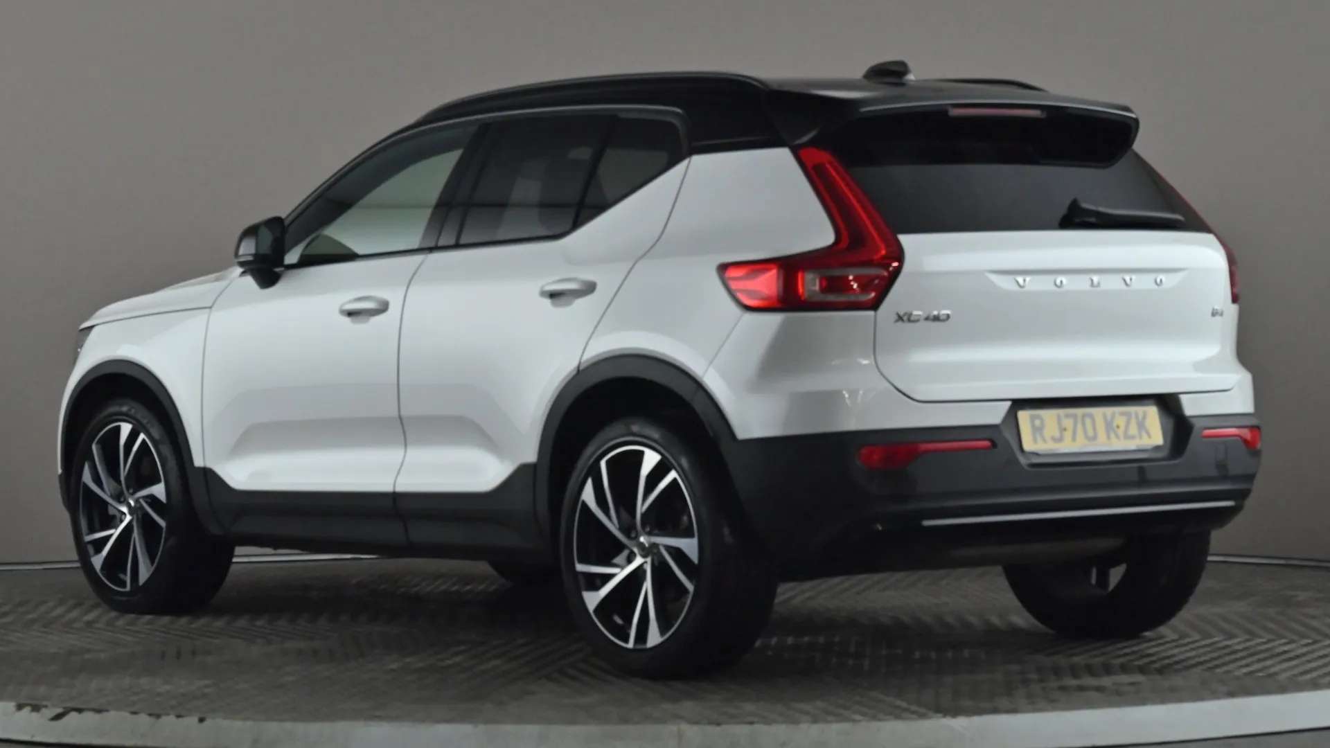A 2021 VOLVO XC40 2.0 B4P R DESIGN Pro Auto A 2021 VOLVO XC40 2.0 B4P R DESIGN Pro Auto