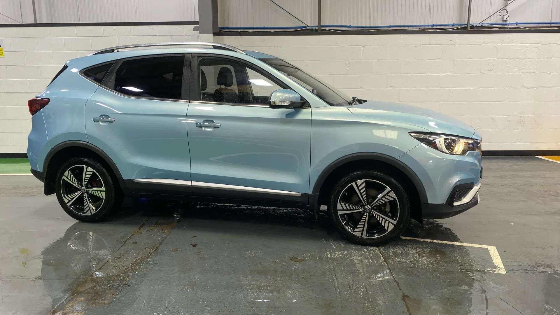 A 2020 MG MOTOR UK ZS 105kW Exclusive EV 45kWh Auto A 2020 MG MOTOR UK ZS 105kW Exclusive EV 45kWh Auto